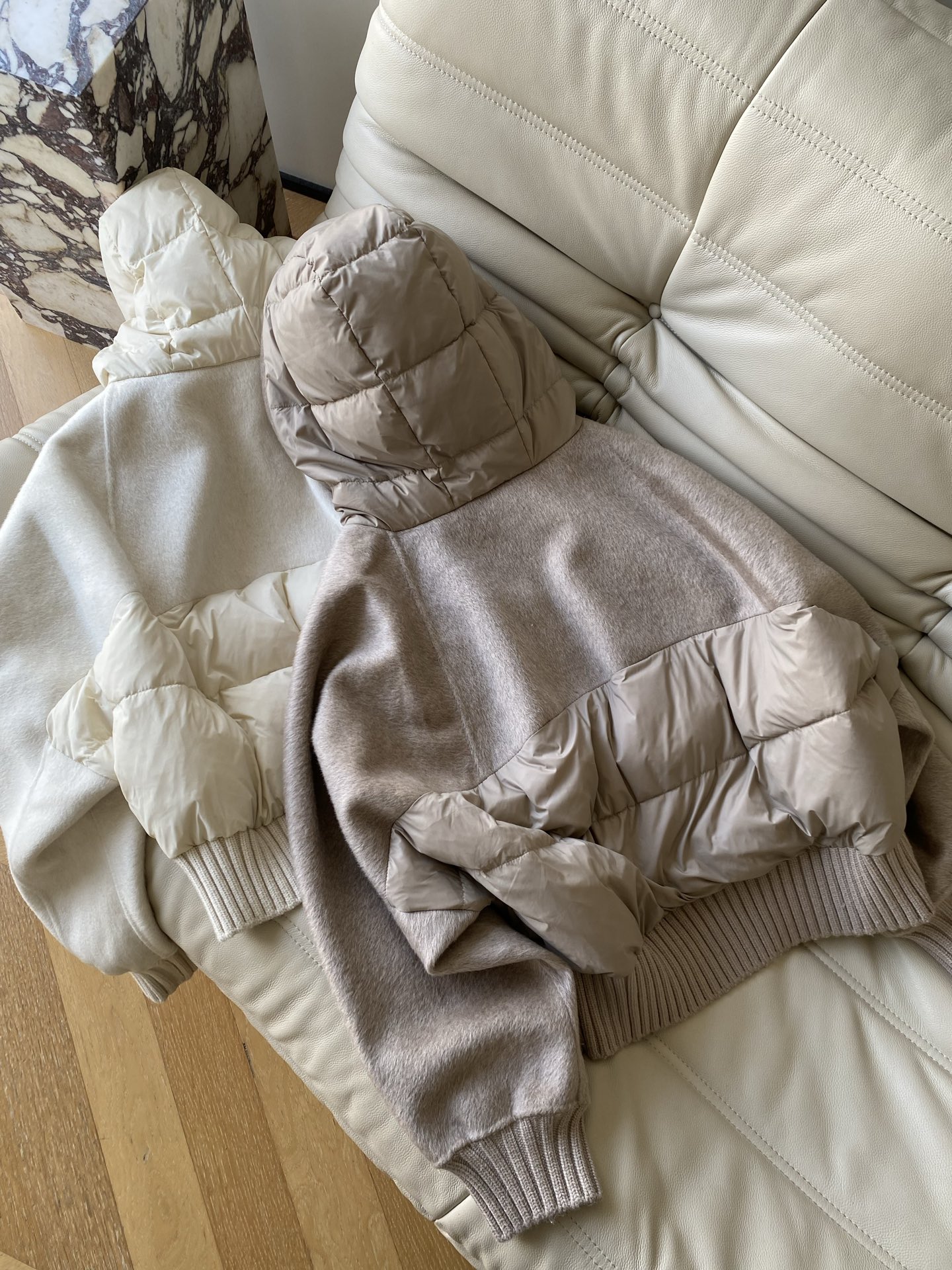 25。F秋冬 澳毛连帽休闲白鸭绒外套 触感软糯像轻云裹身低饱和米白+浅卡其自带秋冬柔焦滤镜 宽松软帽型不