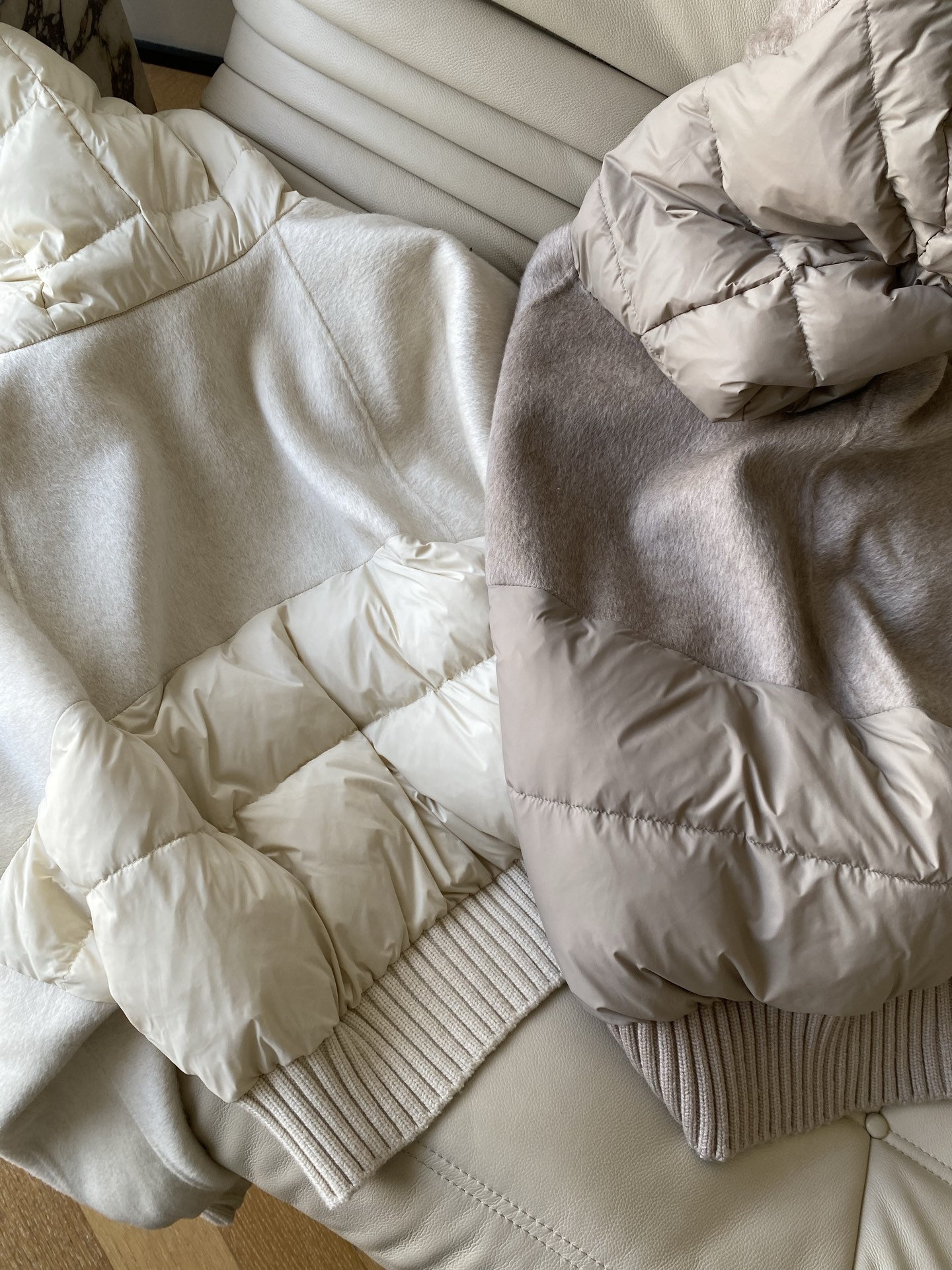 25。F秋冬 澳毛连帽休闲白鸭绒外套 触感软糯像轻云裹身低饱和米白+浅卡其自带秋冬柔焦滤镜 宽松软帽型不