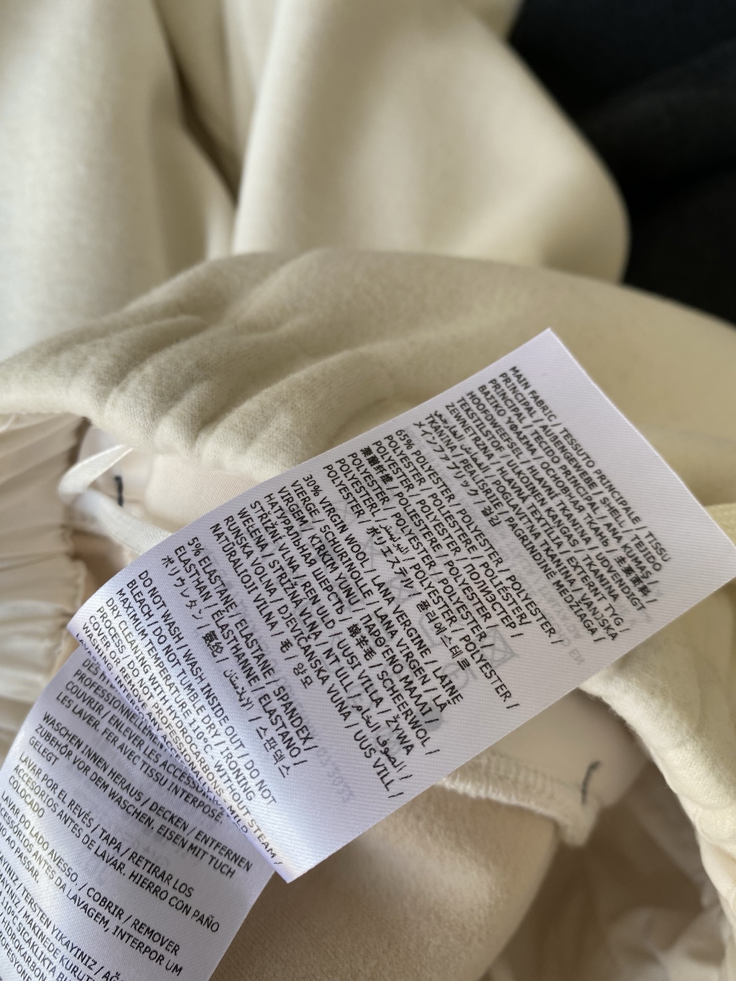 25。F秋冬 加厚休闲系带卫裤 抽绳是撞色的白色细带简单一系就有松弛的随性感 侧边的明线缝线是细节小心机