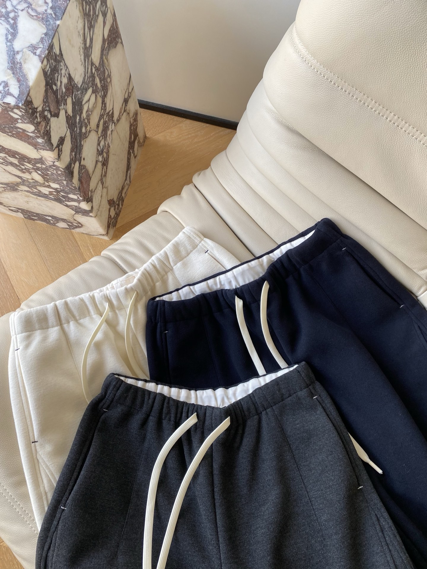 25。F秋冬 加厚休闲系带卫裤 抽绳是撞色的白色细带简单一系就有松弛的随性感 侧边的明线缝线是细节小心机