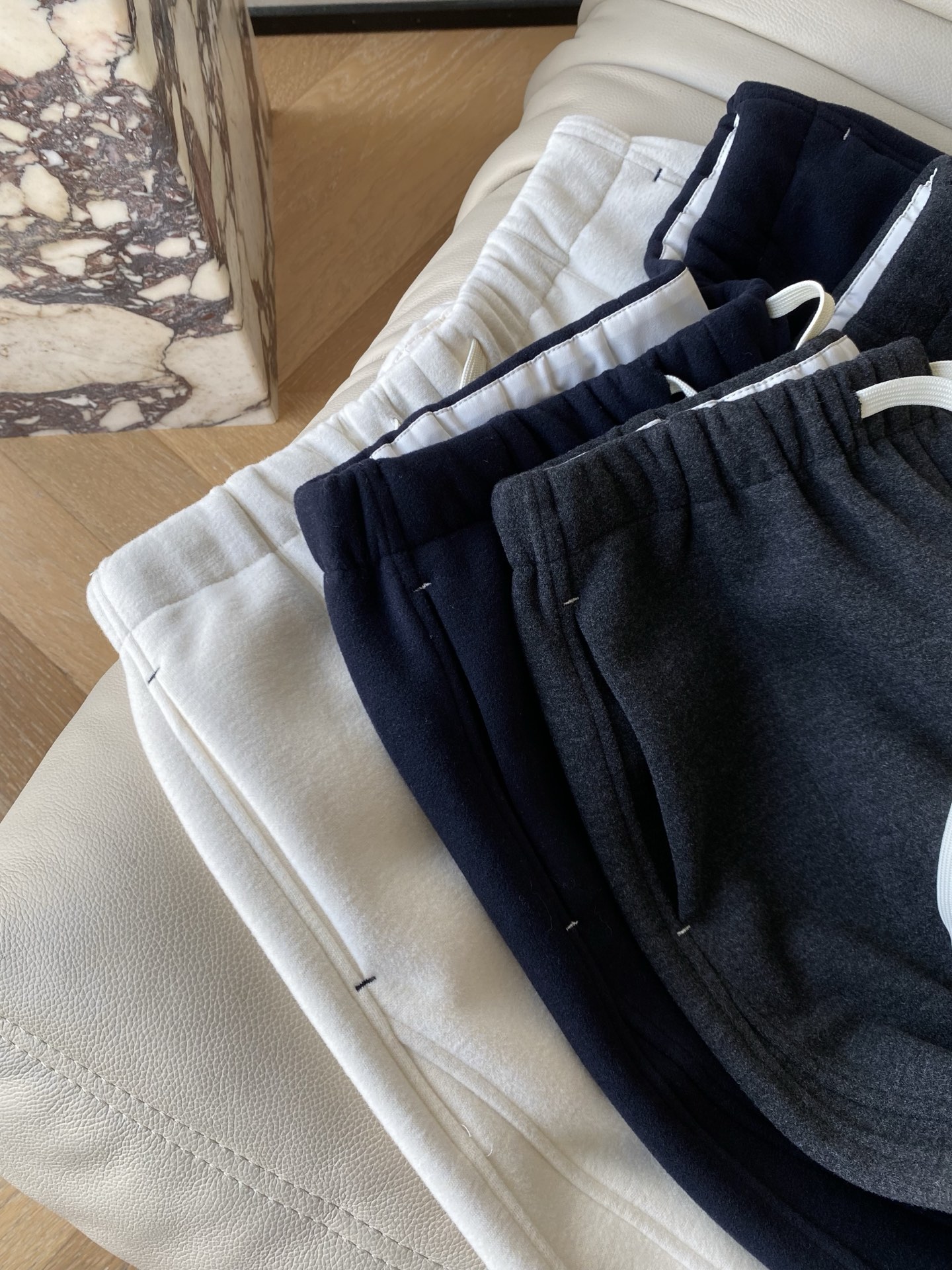 25。F秋冬 加厚休闲系带卫裤 抽绳是撞色的白色细带简单一系就有松弛的随性感 侧边的明线缝线是细节小心机