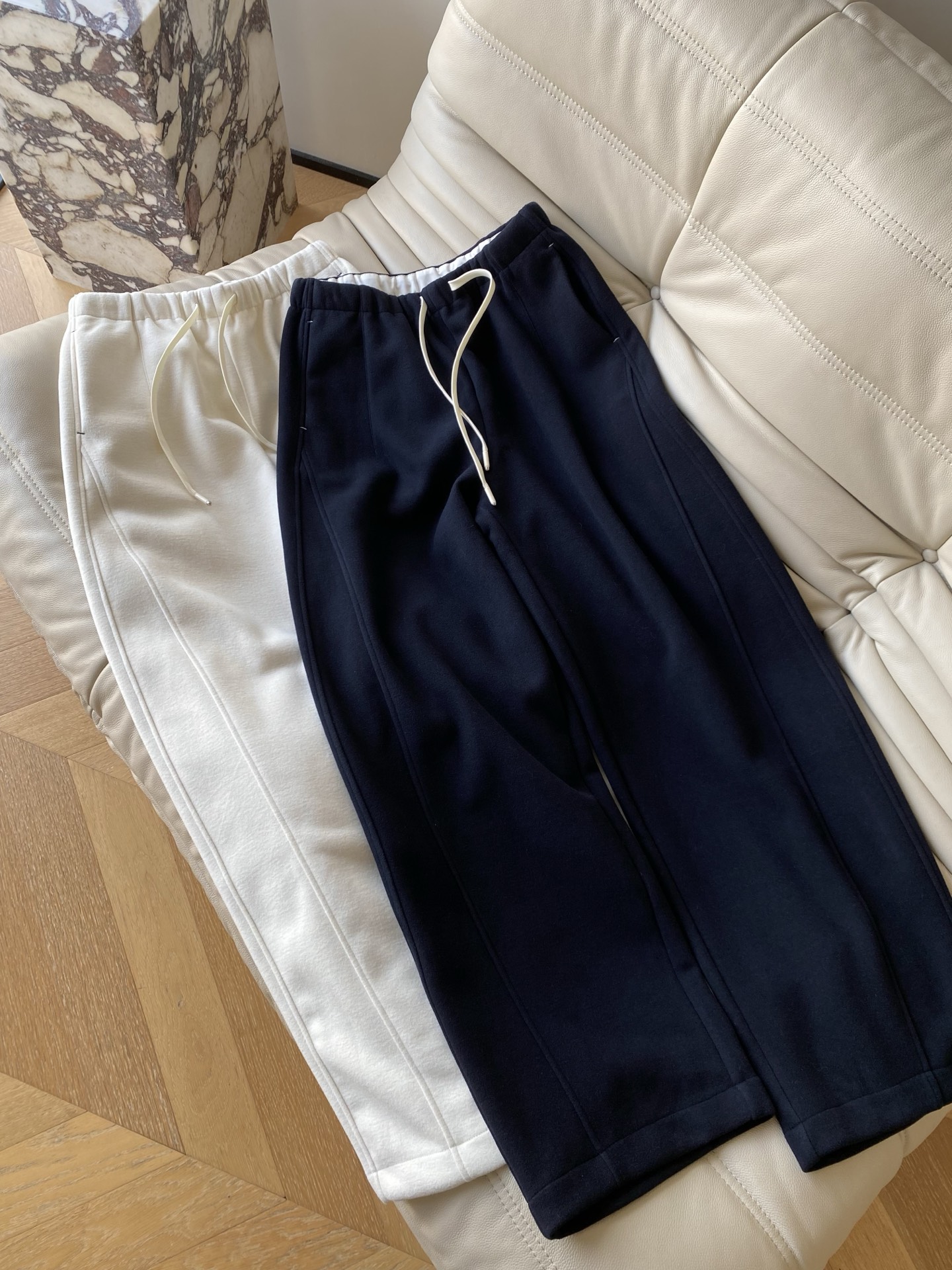 25。F秋冬 加厚休闲系带卫裤 抽绳是撞色的白色细带简单一系就有松弛的随性感 侧边的明线缝线是细节小心机