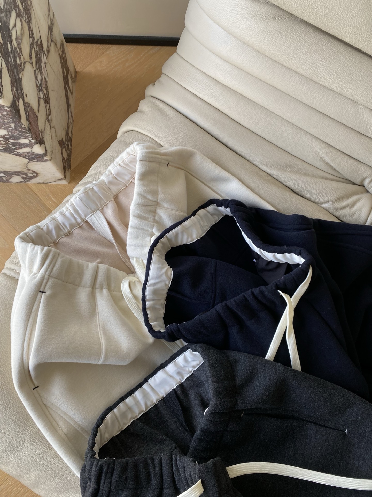 25。F秋冬 加厚休闲系带卫裤 抽绳是撞色的白色细带简单一系就有松弛的随性感 侧边的明线缝线是细节小心机