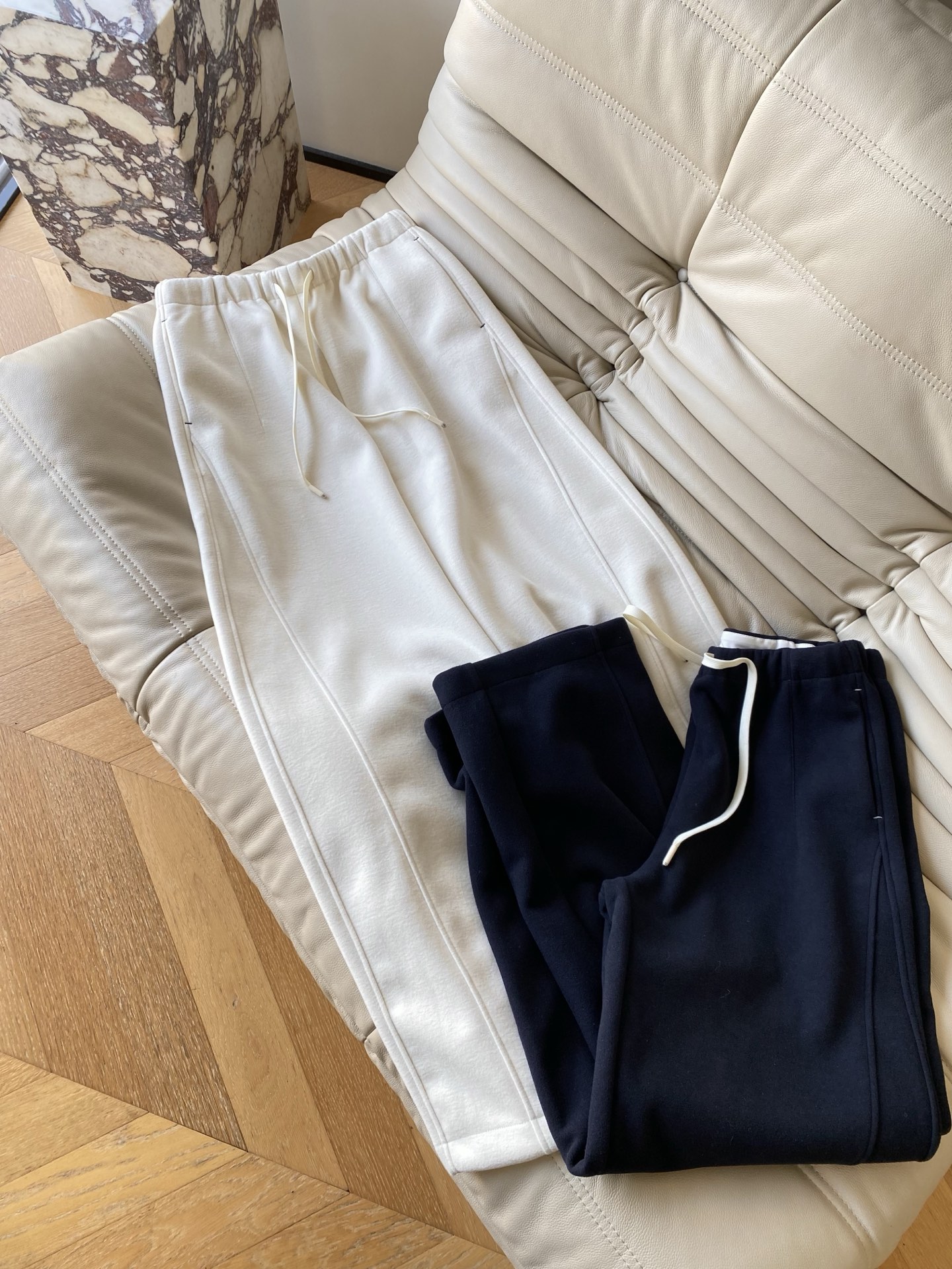 25。F秋冬 加厚休闲系带卫裤 抽绳是撞色的白色细带简单一系就有松弛的随性感 侧边的明线缝线是细节小心机