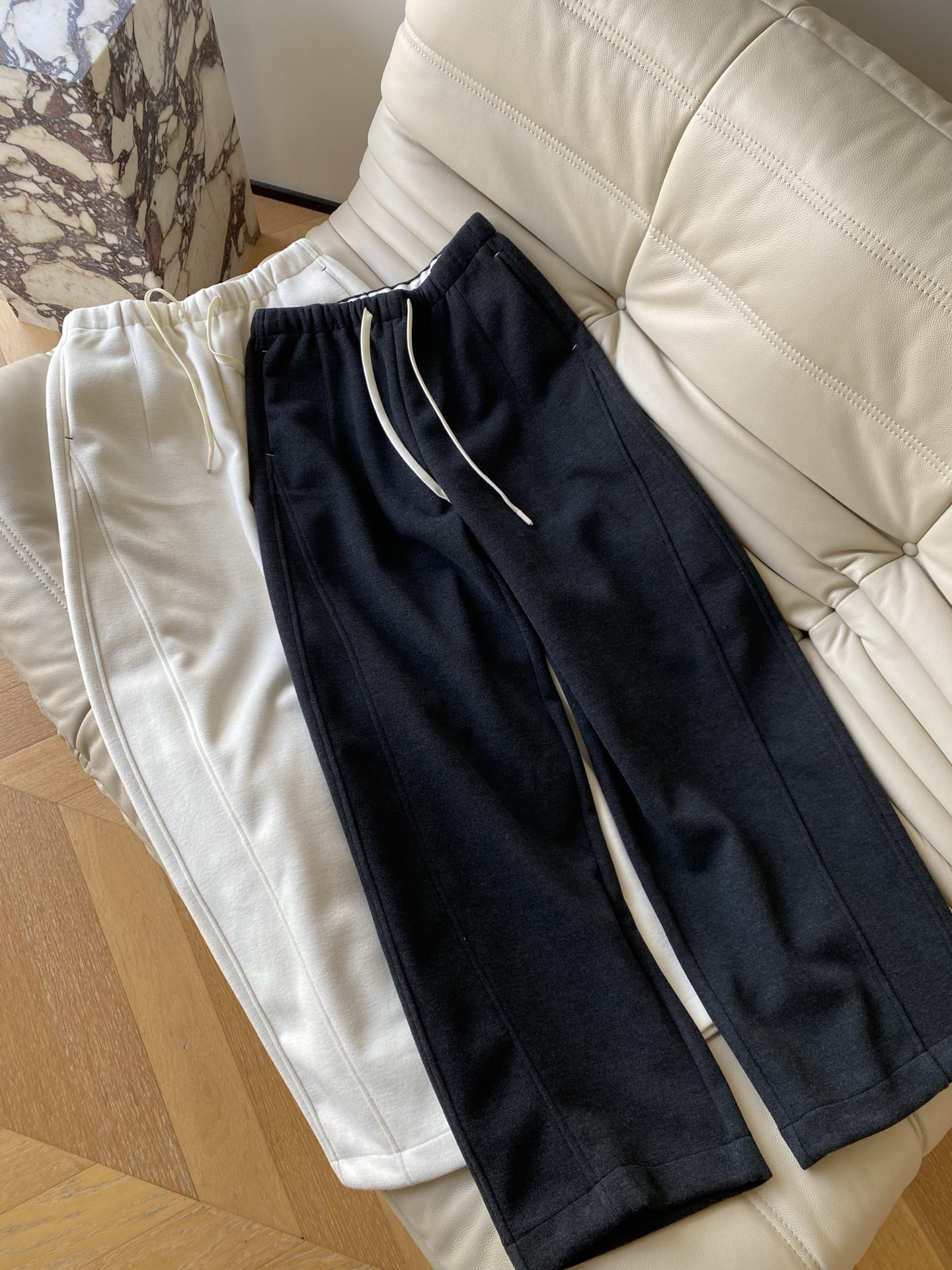 25。F秋冬 加厚休闲系带卫裤 抽绳是撞色的白色细带简单一系就有松弛的随性感 侧边的明线缝线是细节小心机