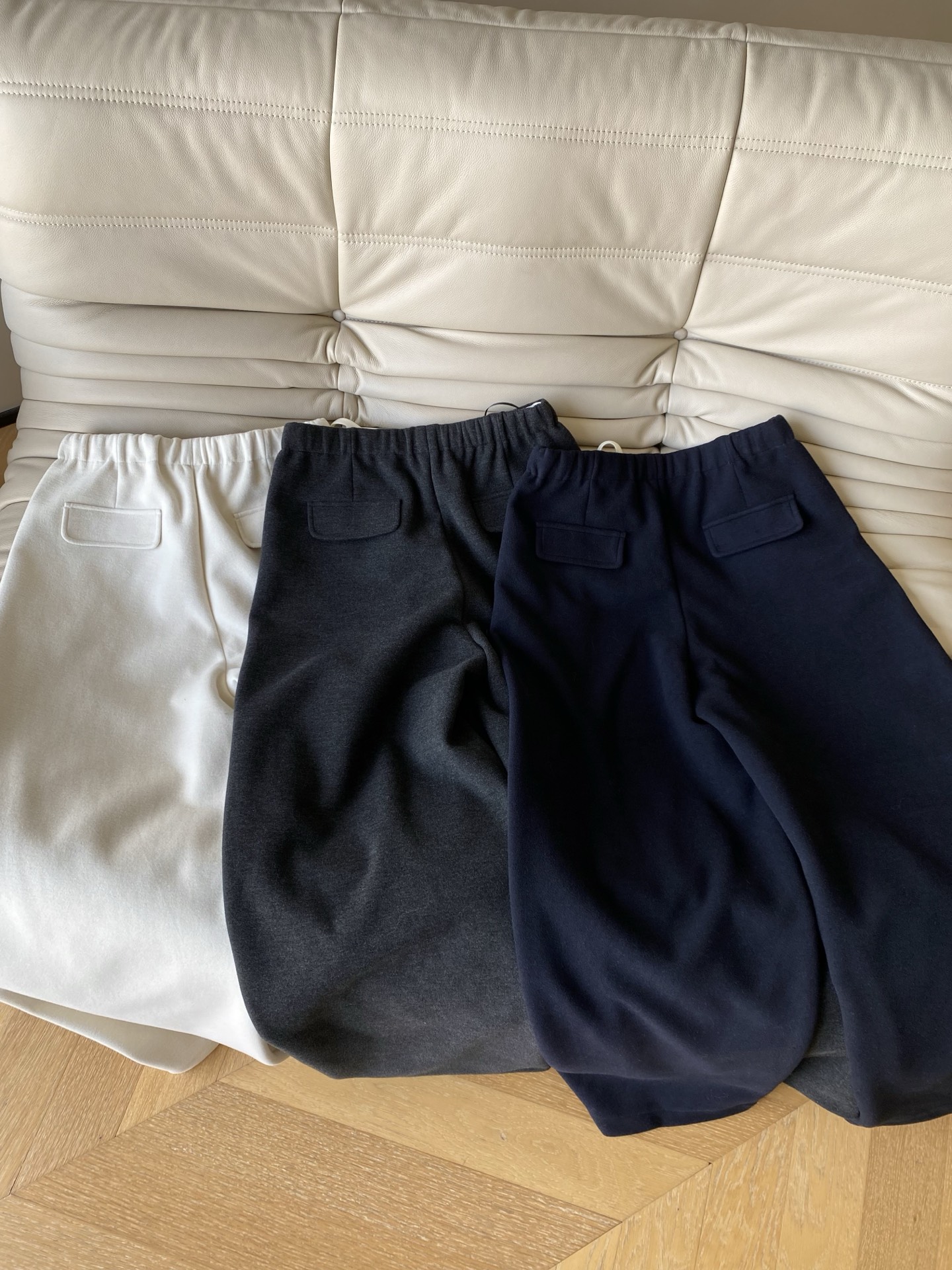 25。F秋冬 加厚休闲系带卫裤 抽绳是撞色的白色细带简单一系就有松弛的随性感 侧边的明线缝线是细节小心机