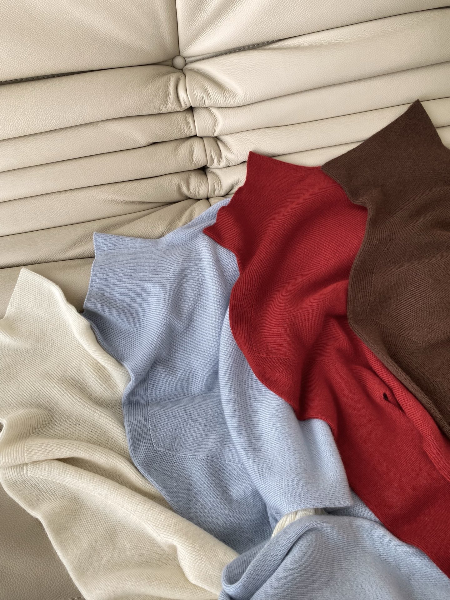 25。F秋冬 极细羊毛高领上衣 面料甄选极细羊毛带有弹力 侧腰出自带迪家亮点 版型合身的同时足够宽裕 刚