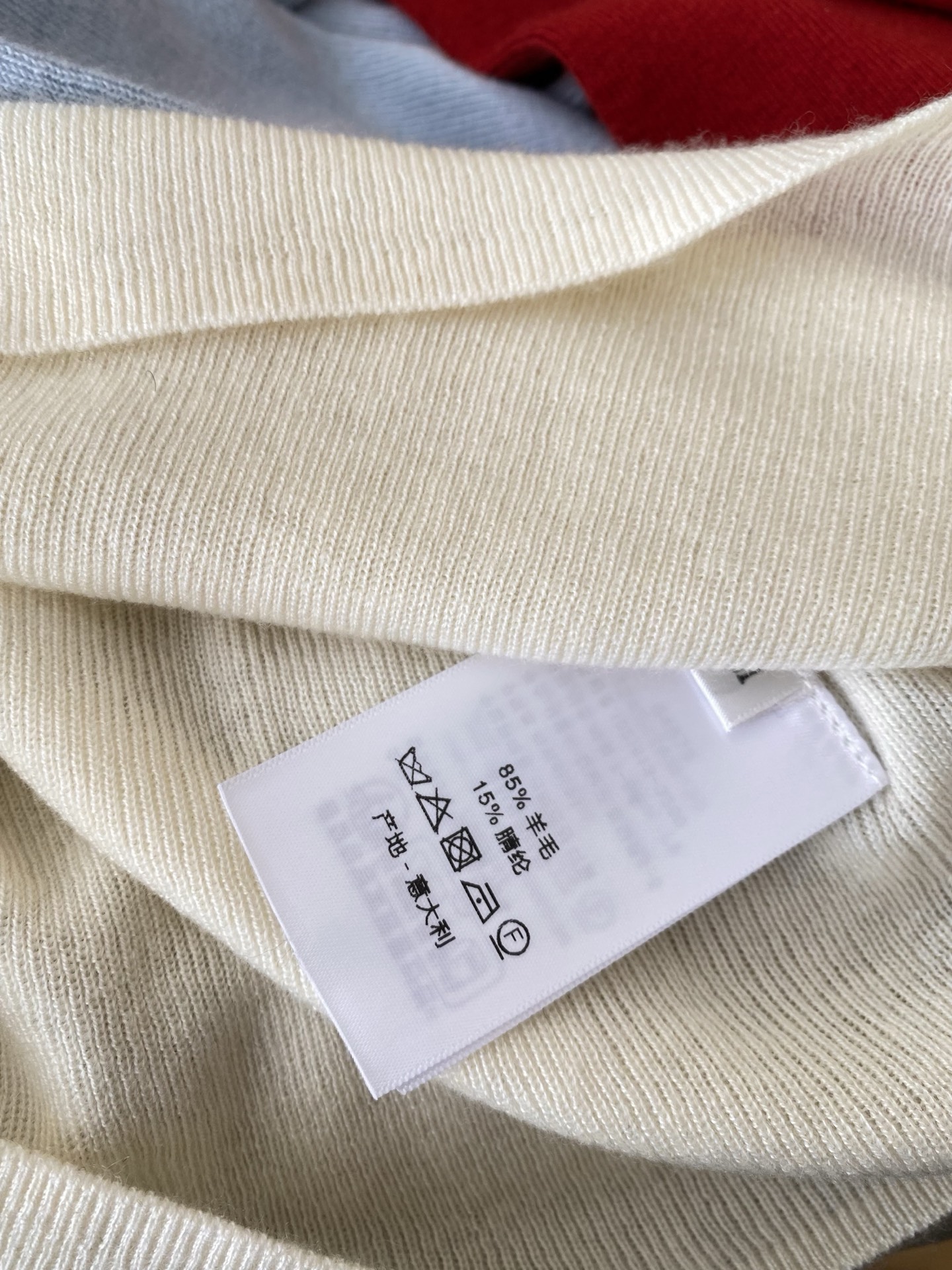 25。F秋冬 极细羊毛高领上衣 面料甄选极细羊毛带有弹力 侧腰出自带迪家亮点 版型合身的同时足够宽裕 刚