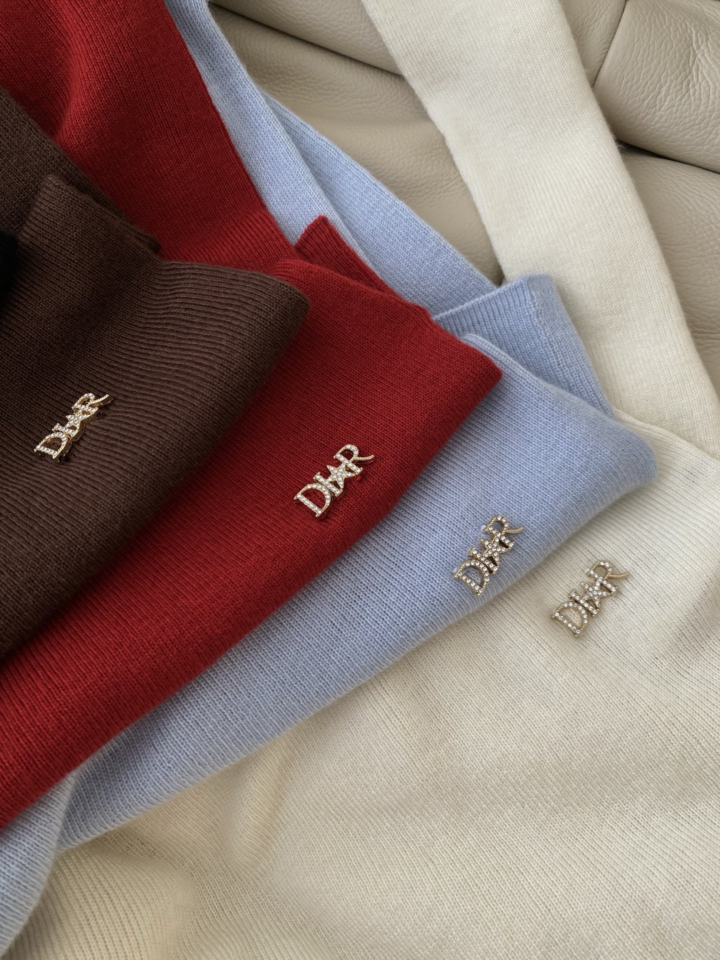 25。F秋冬 极细羊毛高领上衣 面料甄选极细羊毛带有弹力 侧腰出自带迪家亮点 版型合身的同时足够宽裕 刚