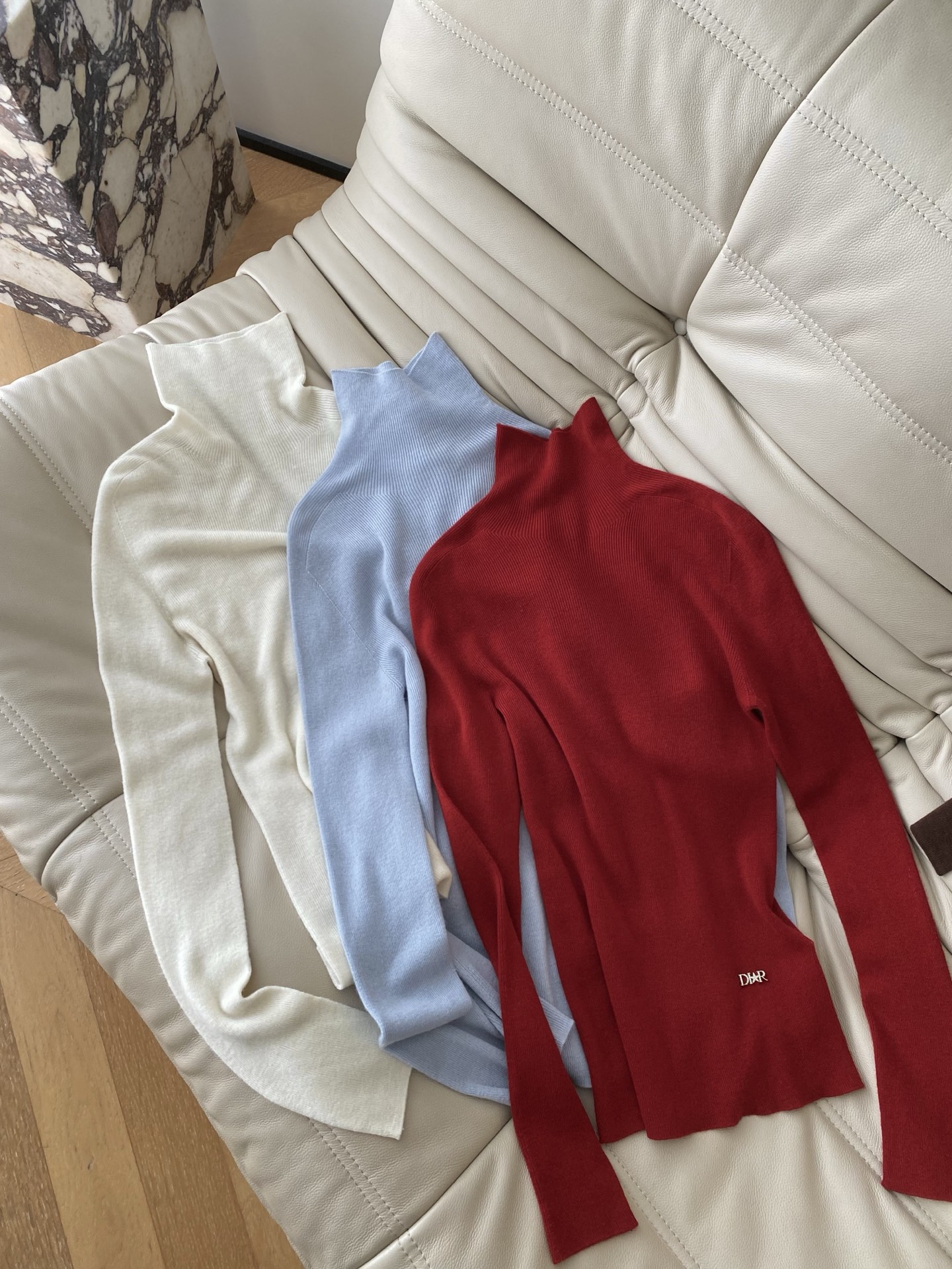 25。F秋冬 极细羊毛高领上衣 面料甄选极细羊毛带有弹力 侧腰出自带迪家亮点 版型合身的同时足够宽裕 刚