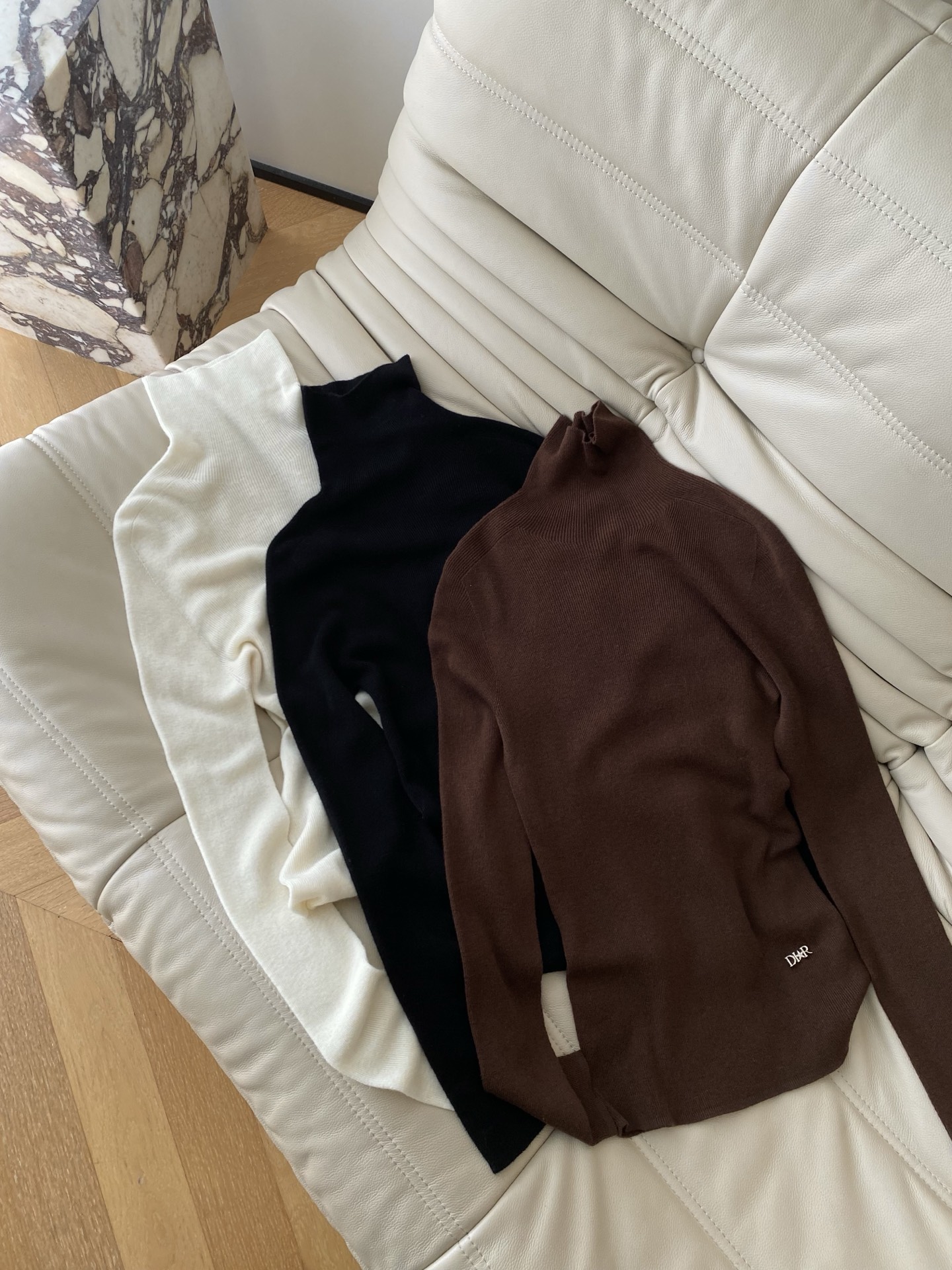 25。F秋冬 极细羊毛高领上衣 面料甄选极细羊毛带有弹力 侧腰出自带迪家亮点 版型合身的同时足够宽裕 刚