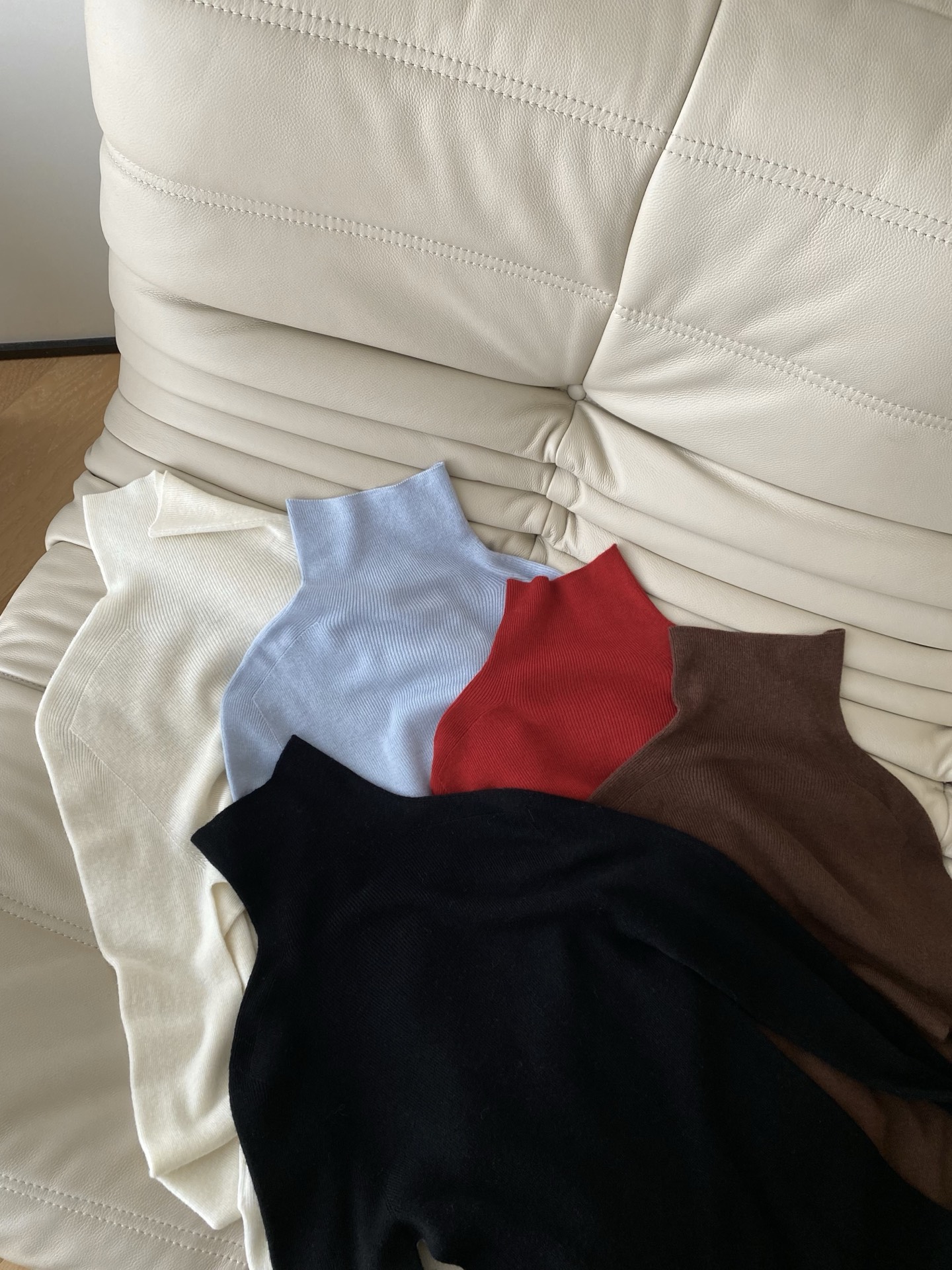 25。F秋冬 极细羊毛高领上衣 面料甄选极细羊毛带有弹力 侧腰出自带迪家亮点 版型合身的同时足够宽裕 刚