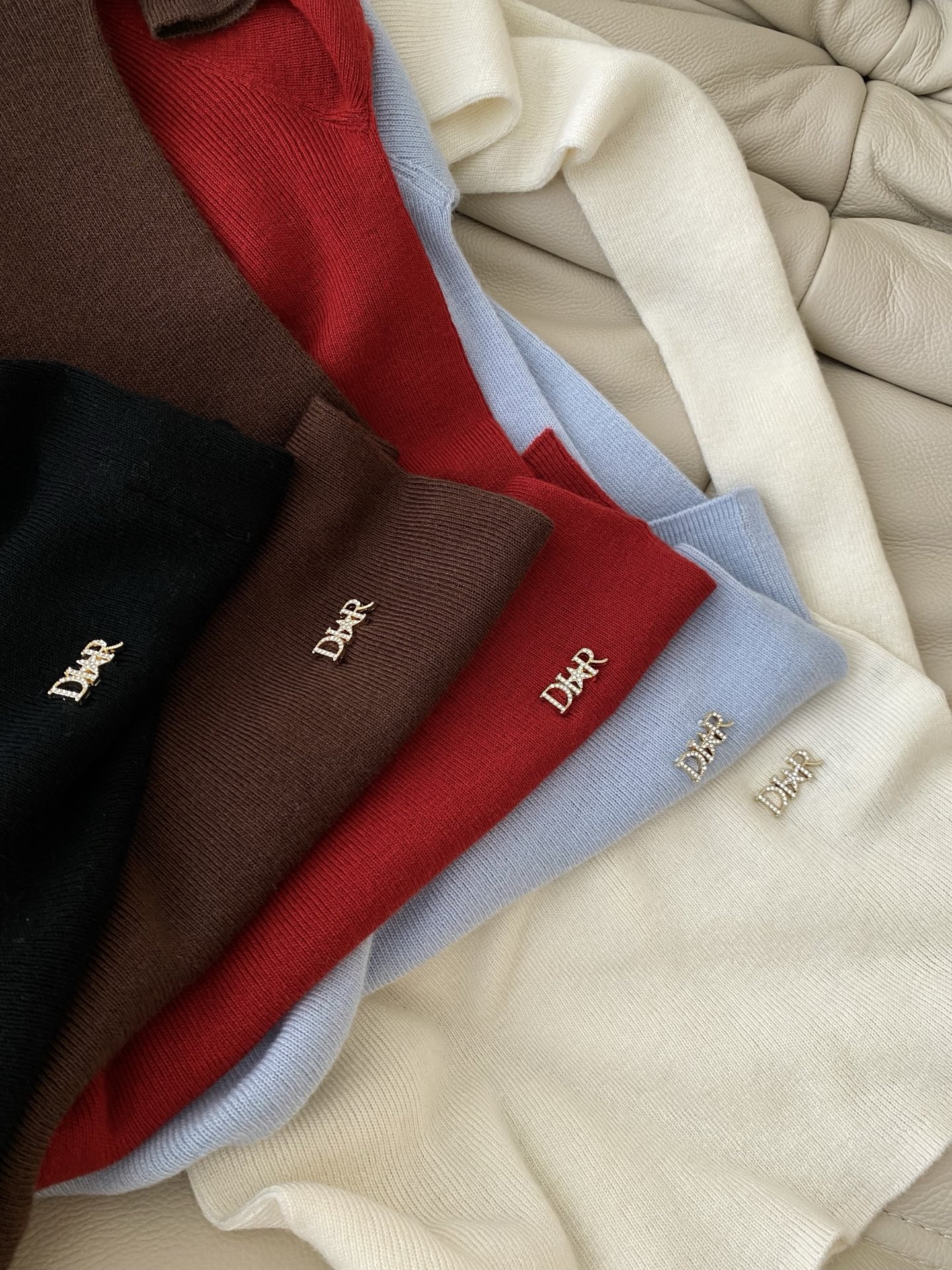 25。F秋冬 极细羊毛高领上衣 面料甄选极细羊毛带有弹力 侧腰出自带迪家亮点 版型合身的同时足够宽裕 刚