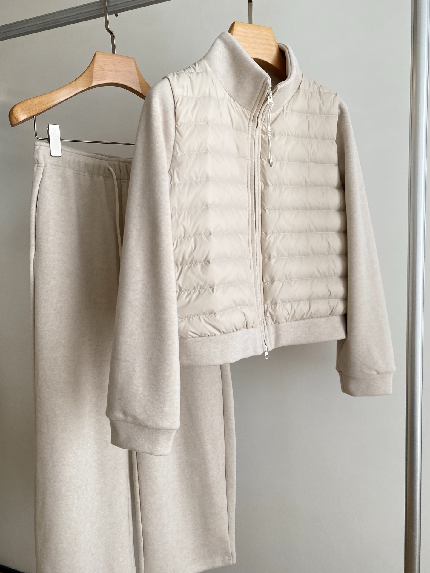 25。F秋冬 白鸭绒拼棉混纺休闲套装 秋冬刚需松弛感套装 时尚简约立领羽绒加棉混纺保暖不臃肿袖子和下摆的