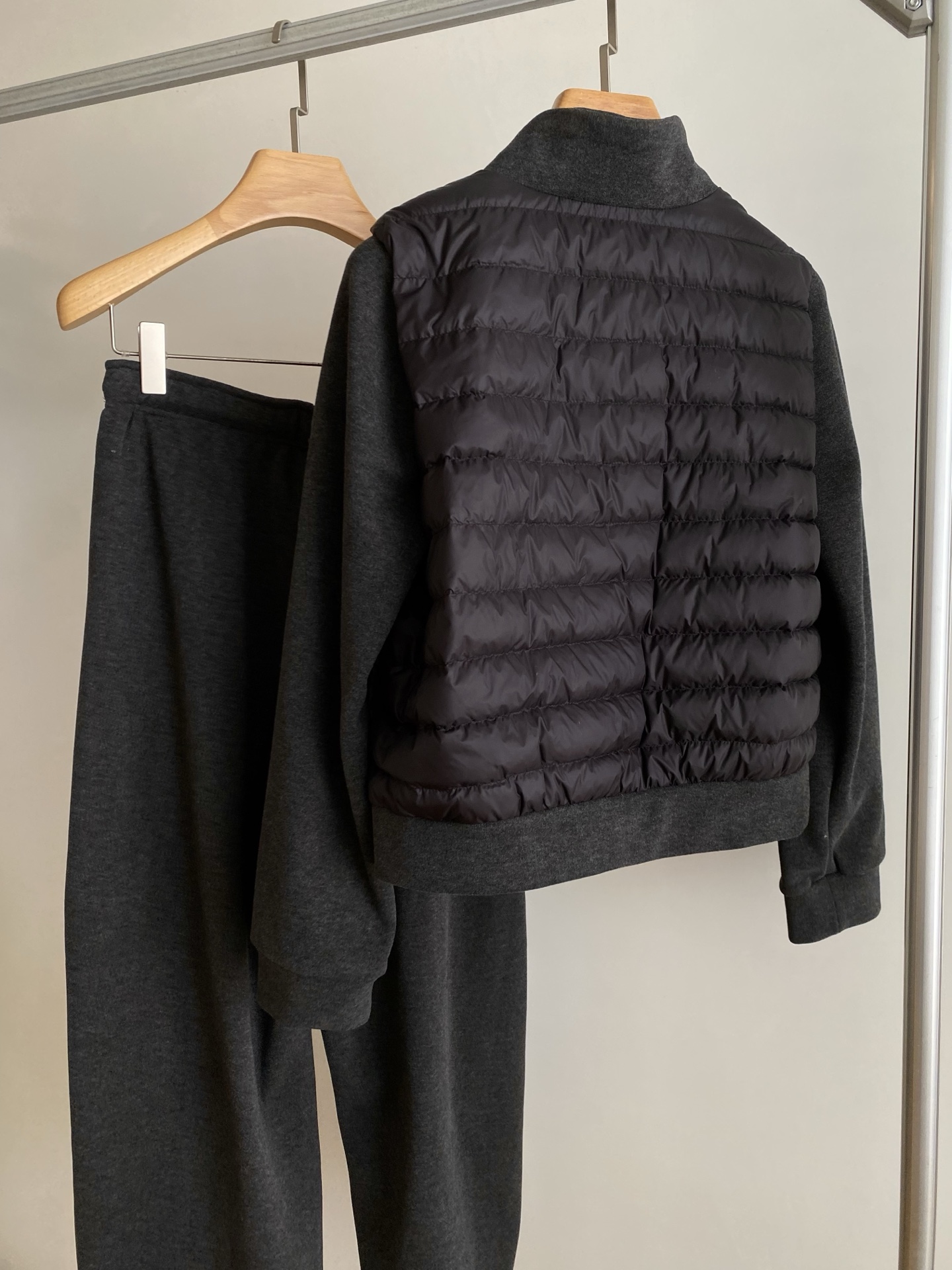 25。F秋冬 白鸭绒拼棉混纺休闲套装 秋冬刚需松弛感套装 时尚简约立领羽绒加棉混纺保暖不臃肿袖子和下摆的