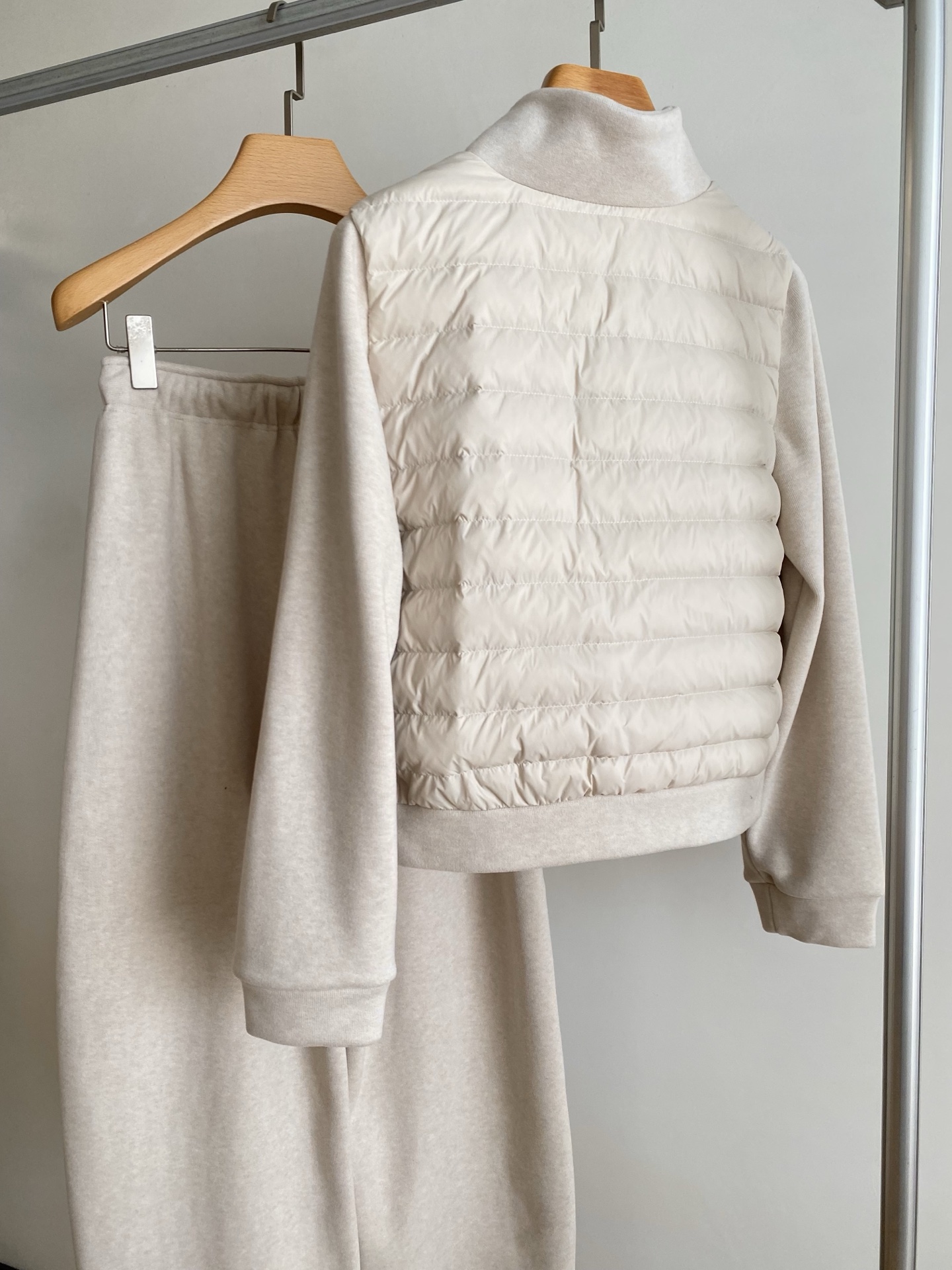 25。F秋冬 白鸭绒拼棉混纺休闲套装 秋冬刚需松弛感套装 时尚简约立领羽绒加棉混纺保暖不臃肿袖子和下摆的