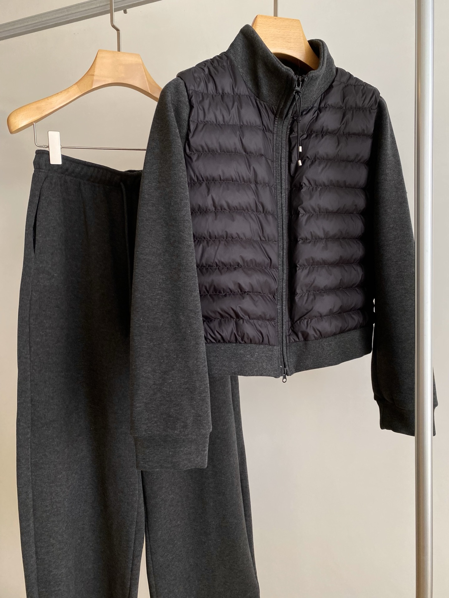 25。F秋冬 白鸭绒拼棉混纺休闲套装 秋冬刚需松弛感套装 时尚简约立领羽绒加棉混纺保暖不臃肿袖子和下摆的