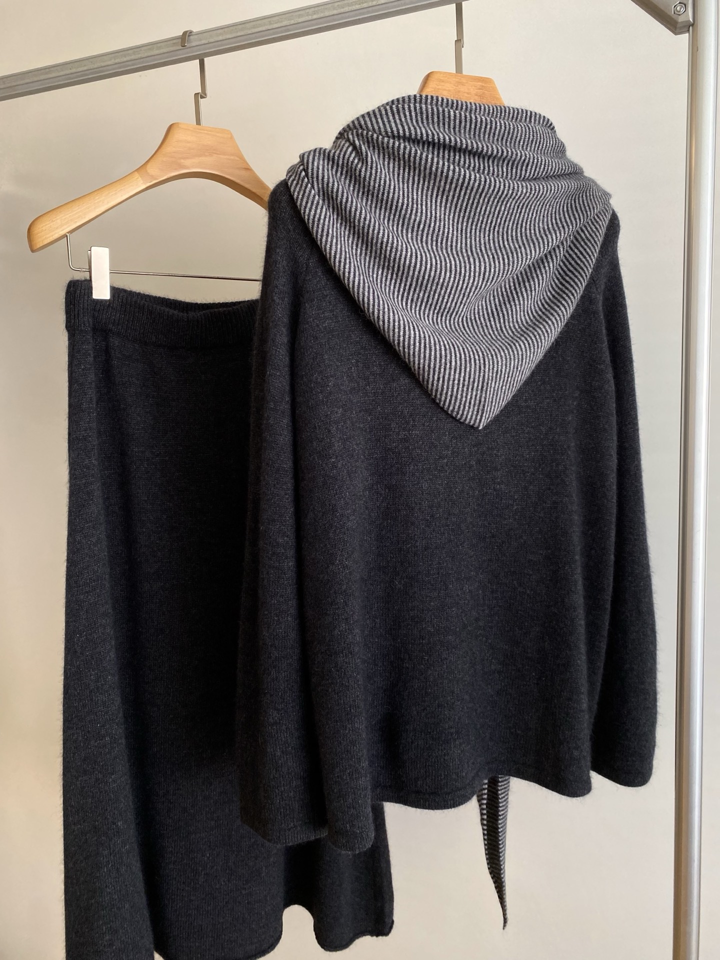 25。F秋冬 条纹披肩宽羊毛套裙 采用羊毛面料轻松打造秋冬松弛感 上衣中长款版型很好遮住胯部臀部赘肉 搭