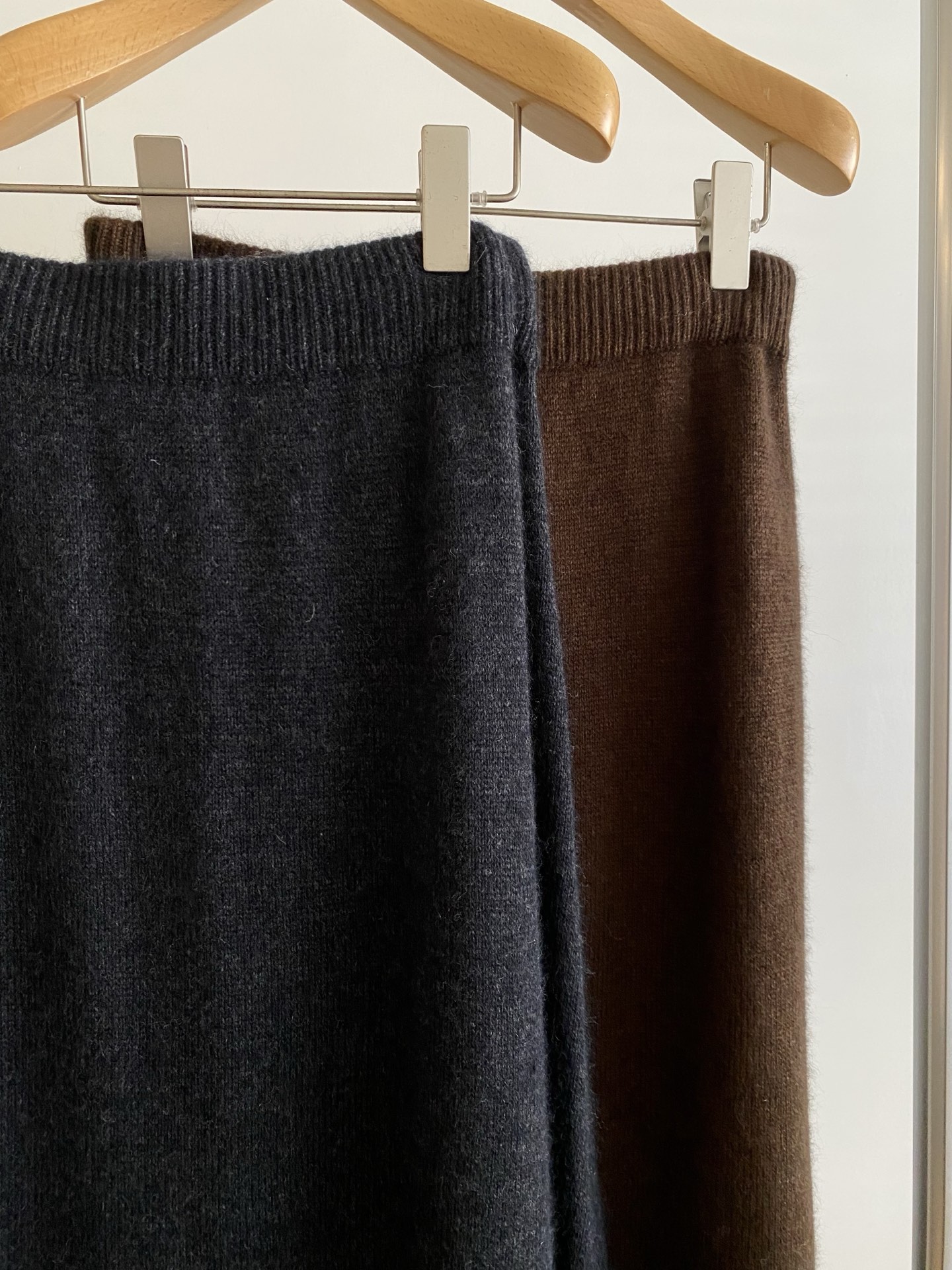 25。F秋冬 条纹披肩宽羊毛套裙 采用羊毛面料轻松打造秋冬松弛感 上衣中长款版型很好遮住胯部臀部赘肉 搭