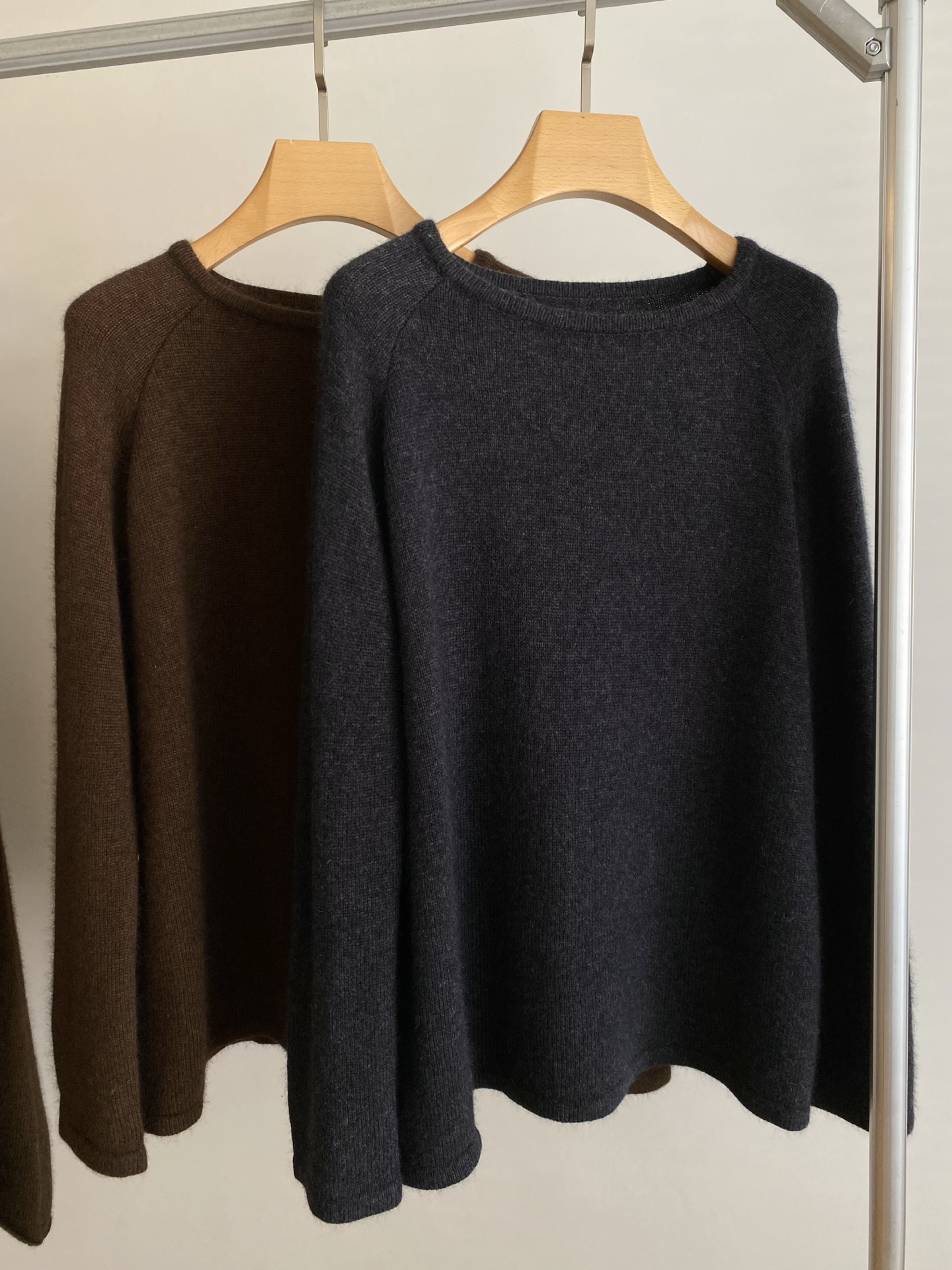 25。F秋冬 条纹披肩宽羊毛套裙 采用羊毛面料轻松打造秋冬松弛感 上衣中长款版型很好遮住胯部臀部赘肉 搭