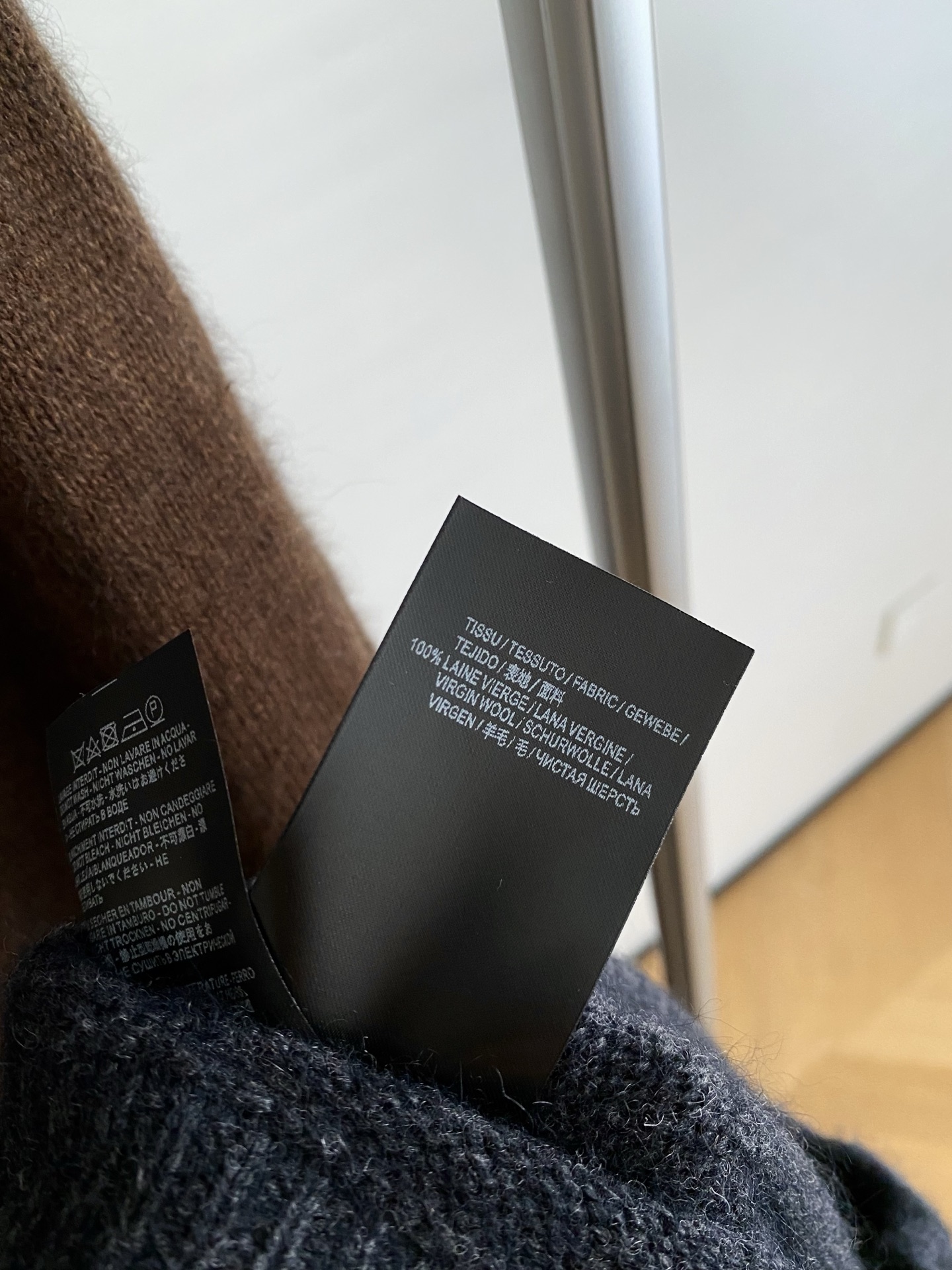 25。F秋冬 条纹披肩宽羊毛套裙 采用羊毛面料轻松打造秋冬松弛感 上衣中长款版型很好遮住胯部臀部赘肉 搭