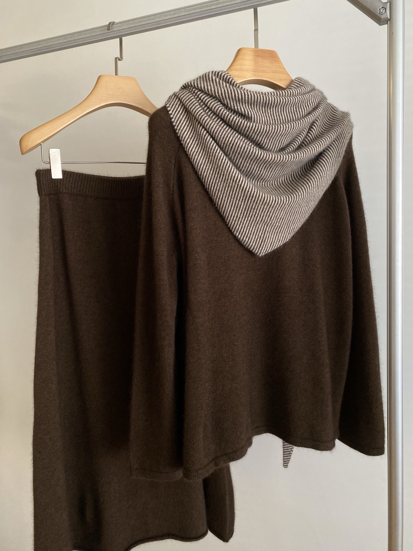 25。F秋冬 条纹披肩宽羊毛套裙 采用羊毛面料轻松打造秋冬松弛感 上衣中长款版型很好遮住胯部臀部赘肉 搭