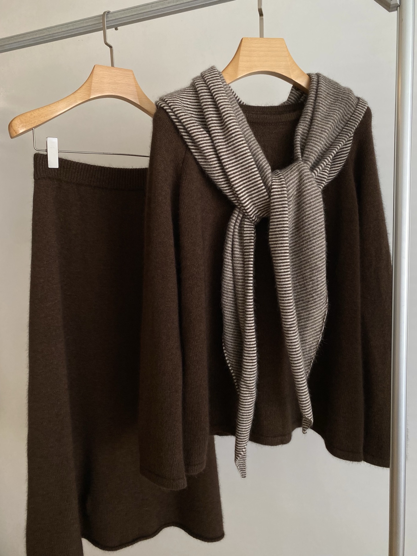 25。F秋冬 条纹披肩宽羊毛套裙 采用羊毛面料轻松打造秋冬松弛感 上衣中长款版型很好遮住胯部臀部赘肉 搭