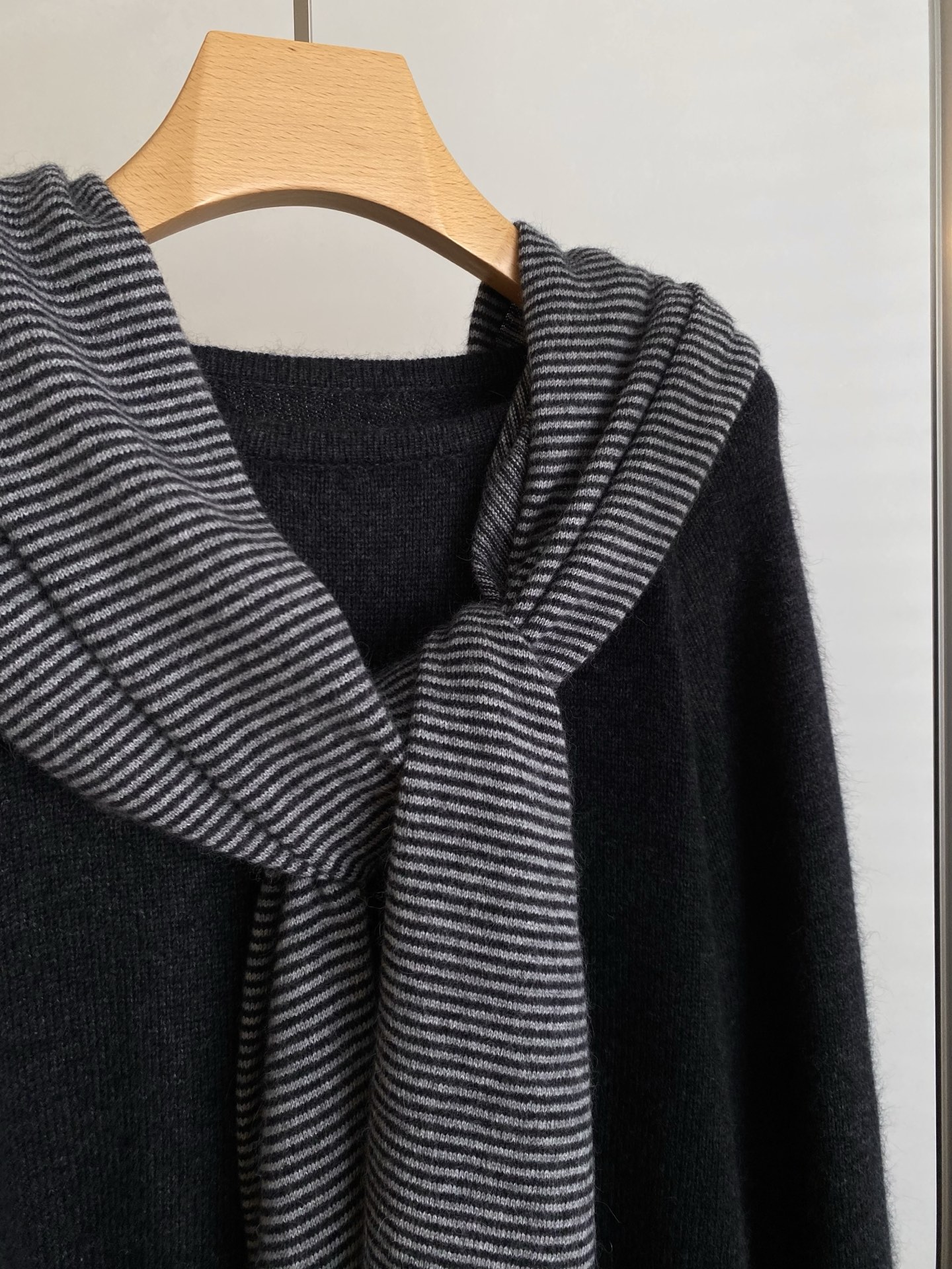 25。F秋冬 条纹披肩宽羊毛套裙 采用羊毛面料轻松打造秋冬松弛感 上衣中长款版型很好遮住胯部臀部赘肉 搭