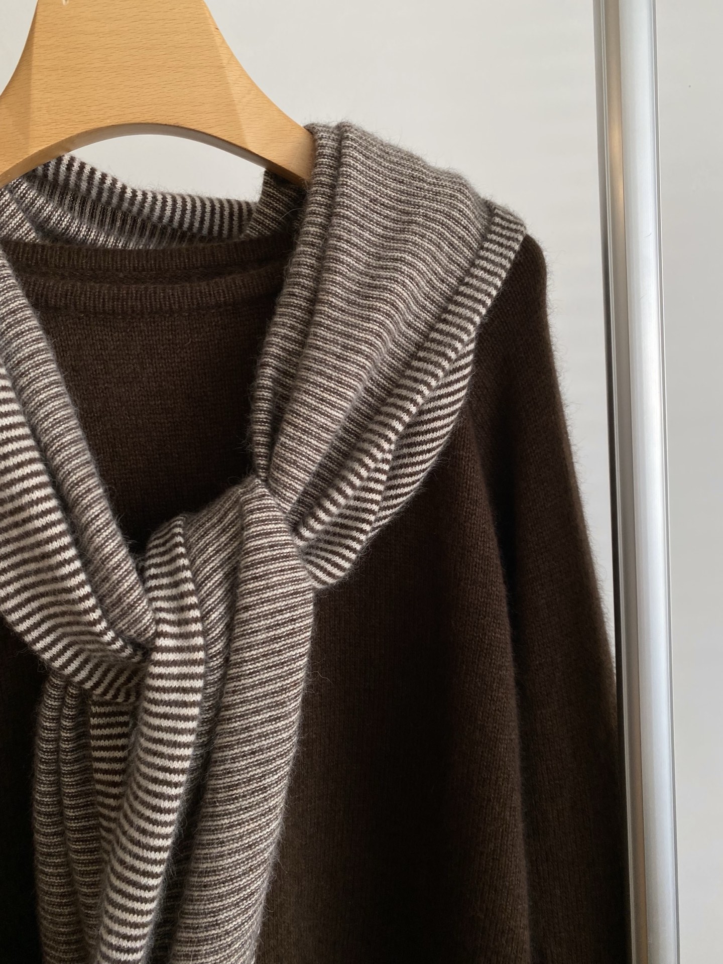 25。F秋冬 条纹披肩宽羊毛套裙 采用羊毛面料轻松打造秋冬松弛感 上衣中长款版型很好遮住胯部臀部赘肉 搭