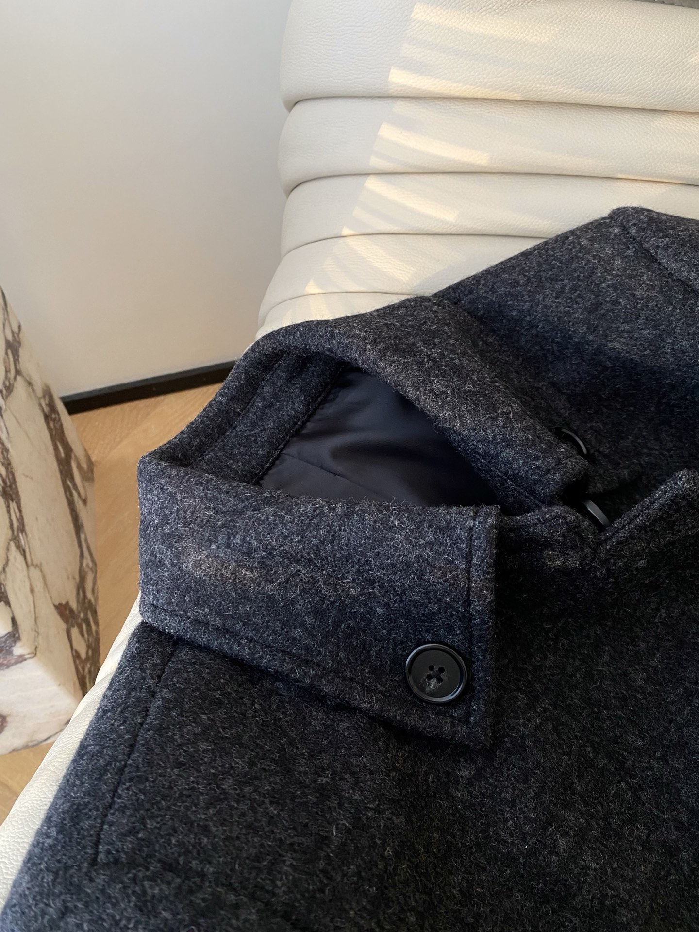 25。F秋冬 深灰色收腰毛呢大衣 小翻领双排扣 简单利落，腰部系带掐出腰线 显瘦不挑身材 羊毛的面料扛风