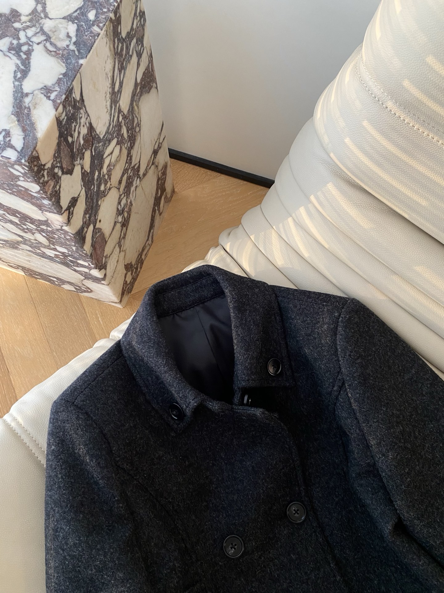 25。F秋冬 深灰色收腰毛呢大衣 小翻领双排扣 简单利落，腰部系带掐出腰线 显瘦不挑身材 羊毛的面料扛风