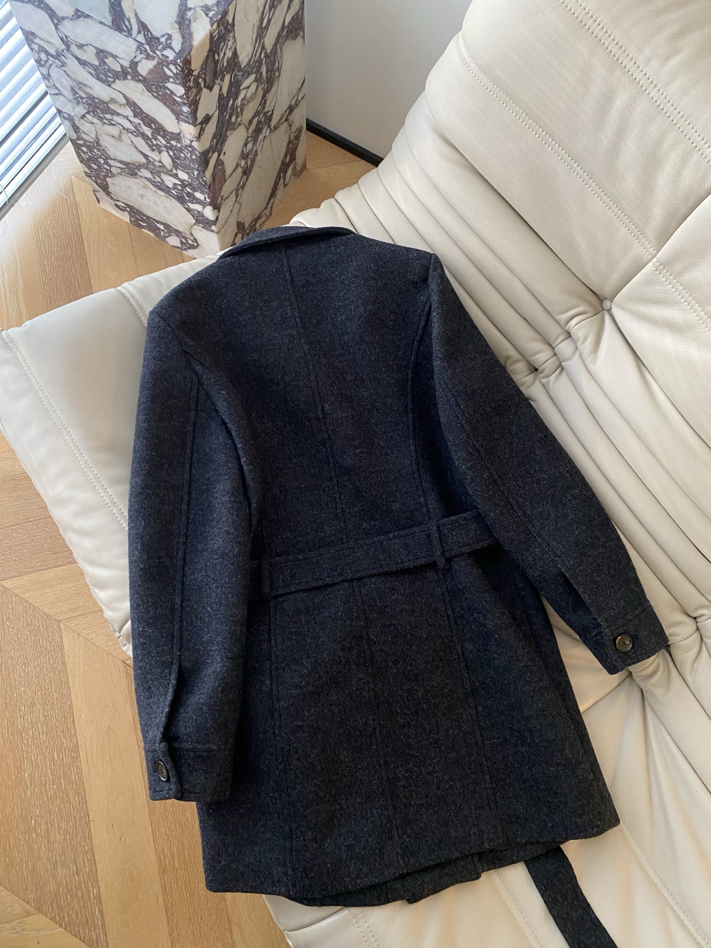 25。F秋冬 深灰色收腰毛呢大衣 小翻领双排扣 简单利落，腰部系带掐出腰线 显瘦不挑身材 羊毛的面料扛风