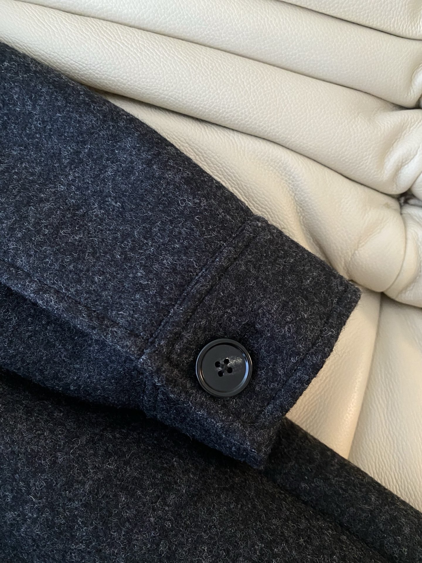 25。F秋冬 深灰色收腰毛呢大衣 小翻领双排扣 简单利落，腰部系带掐出腰线 显瘦不挑身材 羊毛的面料扛风