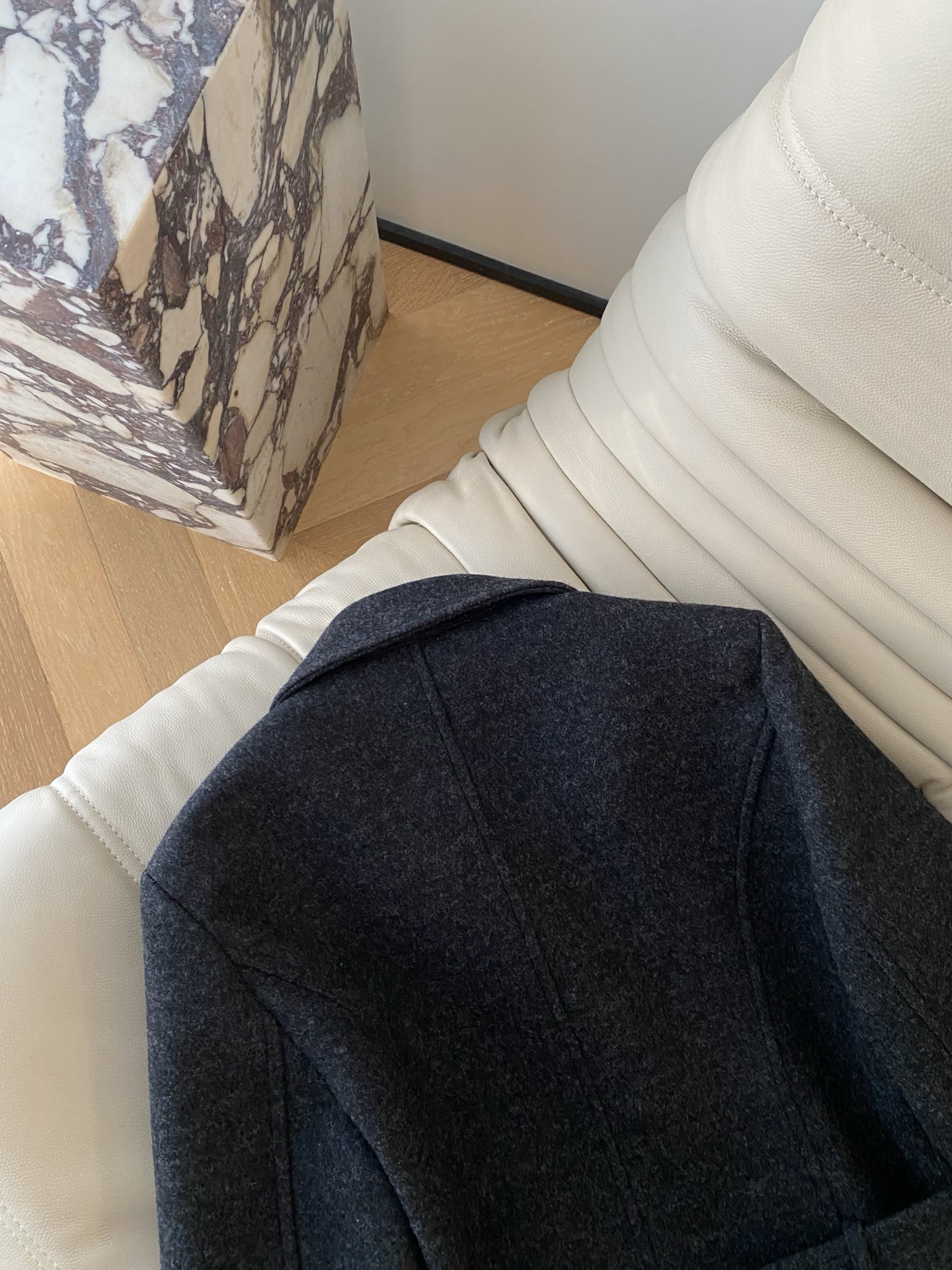 25。F秋冬 深灰色收腰毛呢大衣 小翻领双排扣 简单利落，腰部系带掐出腰线 显瘦不挑身材 羊毛的面料扛风