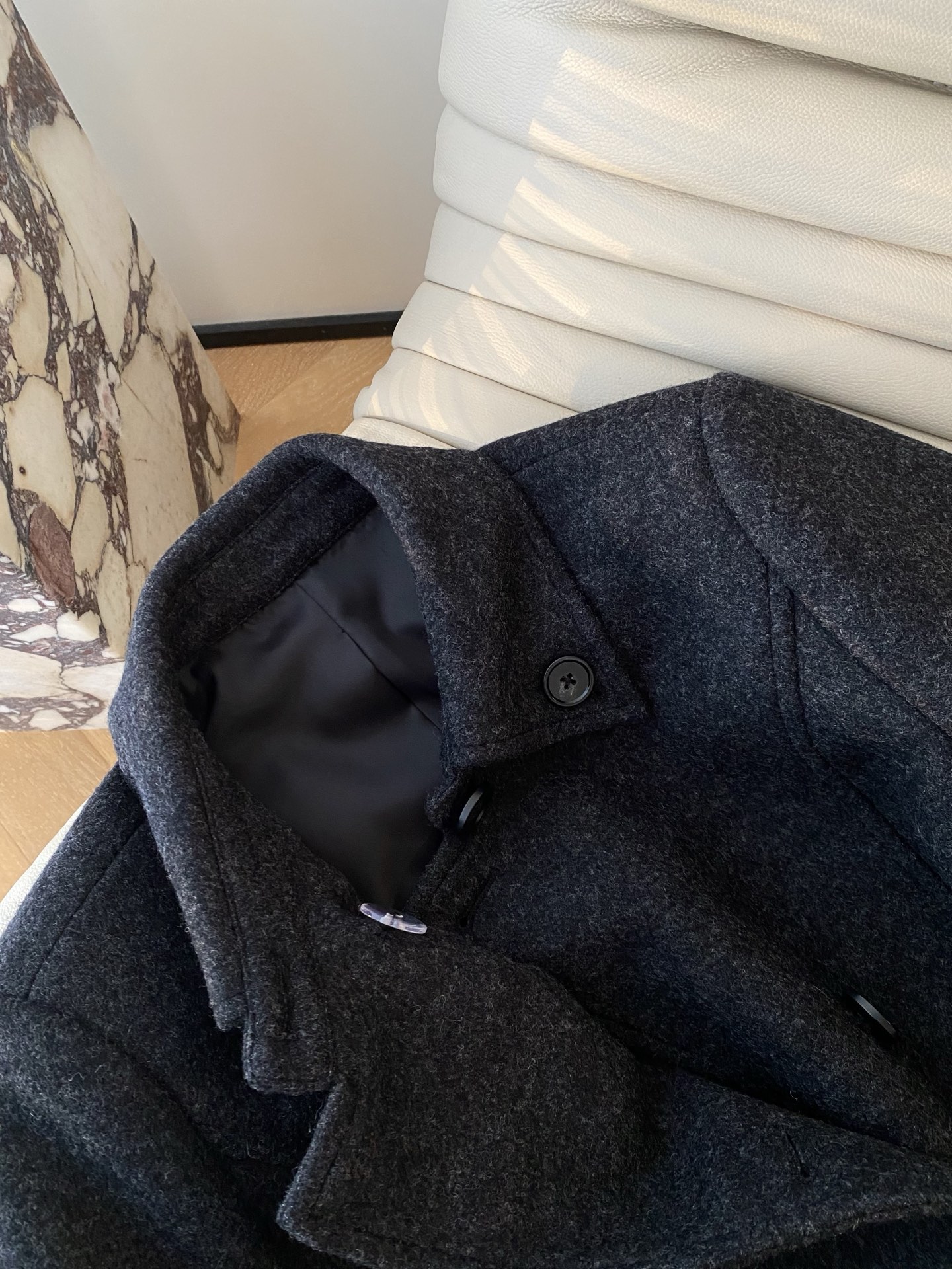 25。F秋冬 深灰色收腰毛呢大衣 小翻领双排扣 简单利落，腰部系带掐出腰线 显瘦不挑身材 羊毛的面料扛风