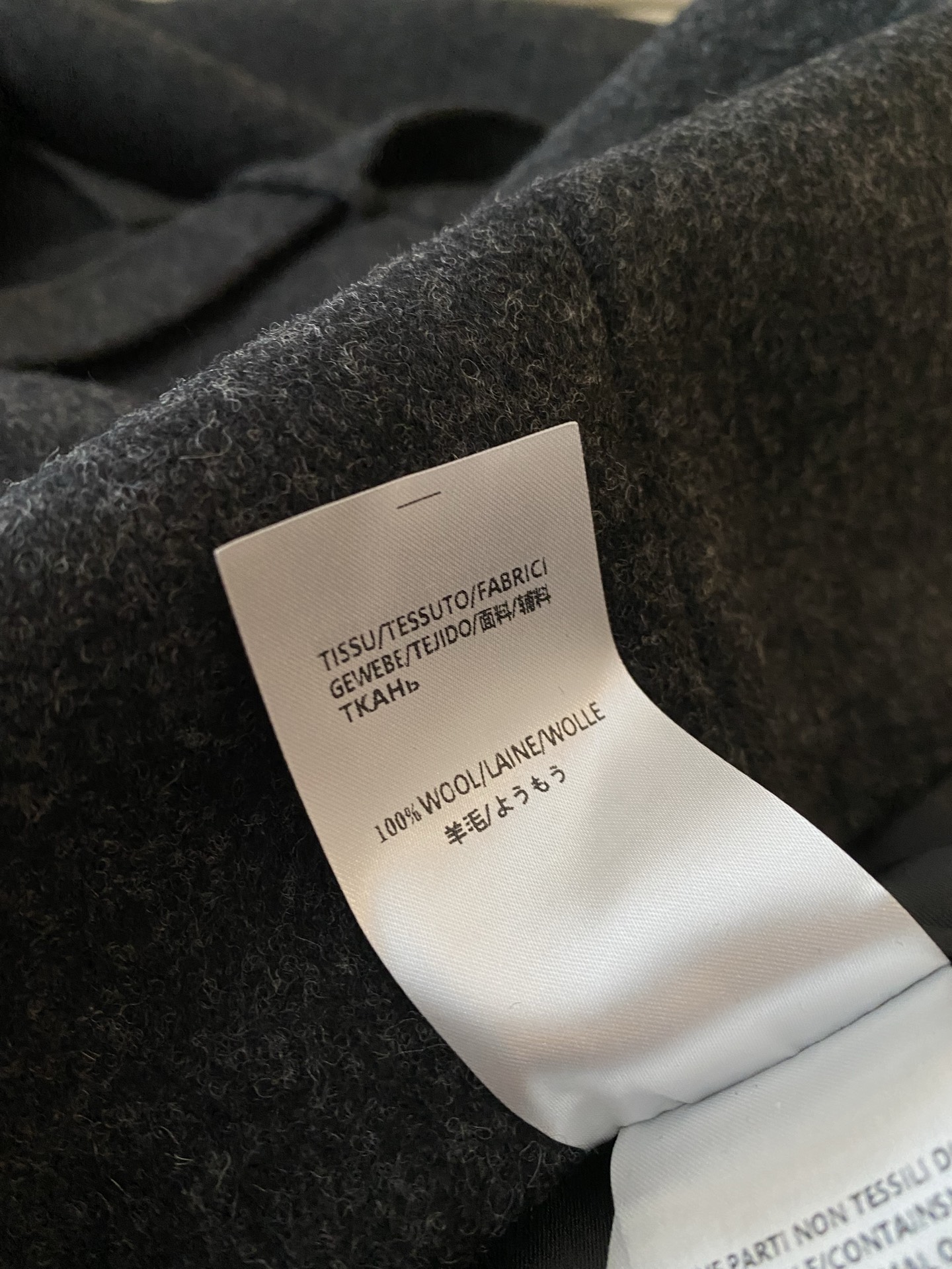 25。F秋冬 深灰色收腰毛呢大衣 小翻领双排扣 简单利落，腰部系带掐出腰线 显瘦不挑身材 羊毛的面料扛风