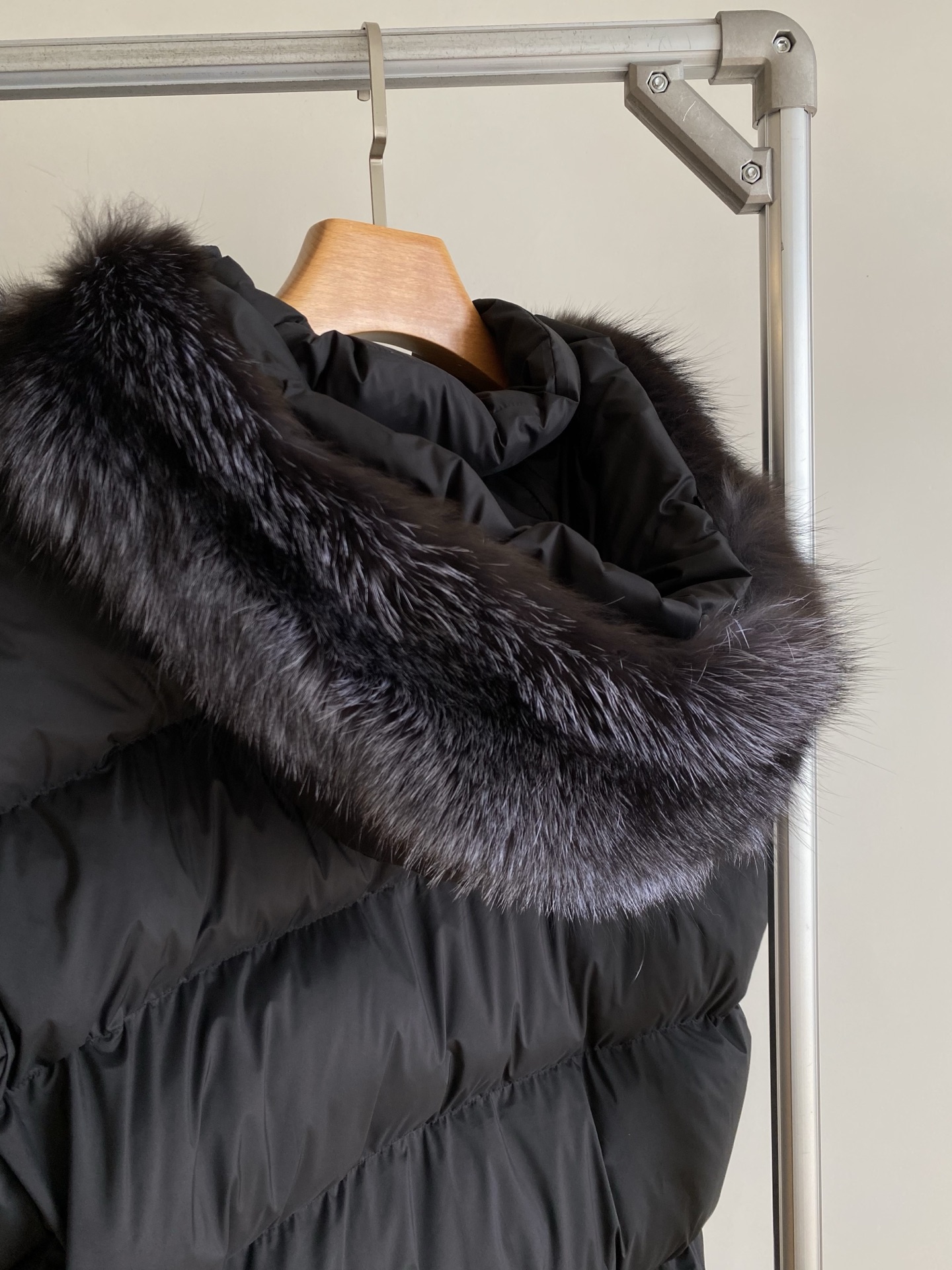 25。F秋冬 泡芙感银狐毛领羽绒服 冬日限定的温暖是90白鸭绒给予的 锁温效果一流外是银狐毛领贵感气质瞬