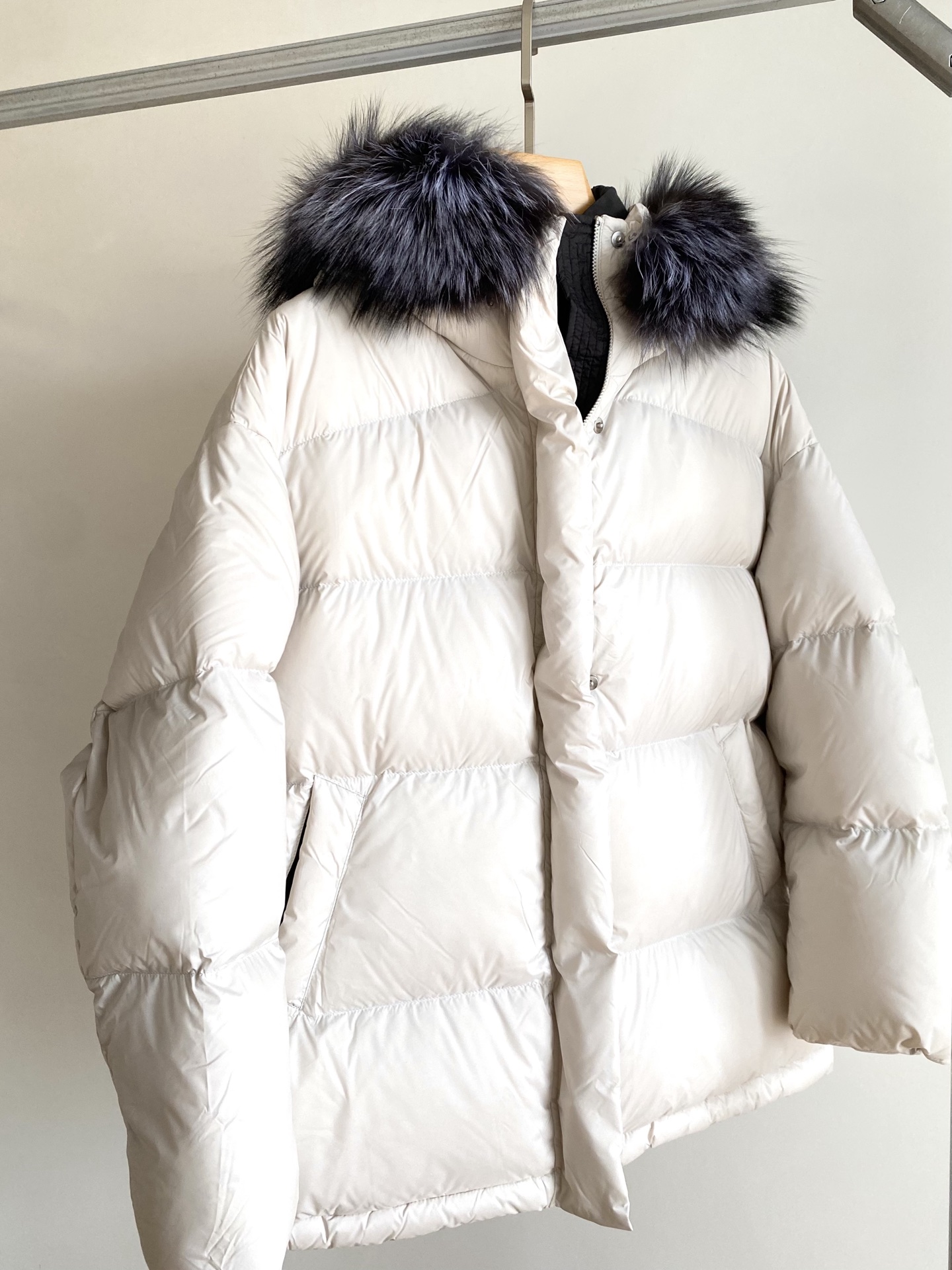 25。F秋冬 泡芙感银狐毛领羽绒服 冬日限定的温暖是90白鸭绒给予的 锁温效果一流外是银狐毛领贵感气质瞬