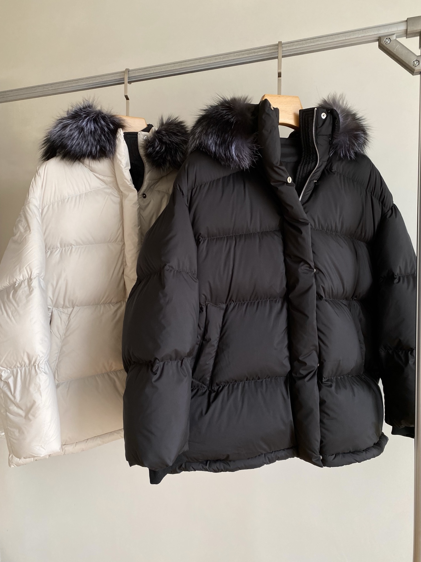 25。F秋冬 泡芙感银狐毛领羽绒服 冬日限定的温暖是90白鸭绒给予的 锁温效果一流外是银狐毛领贵感气质瞬