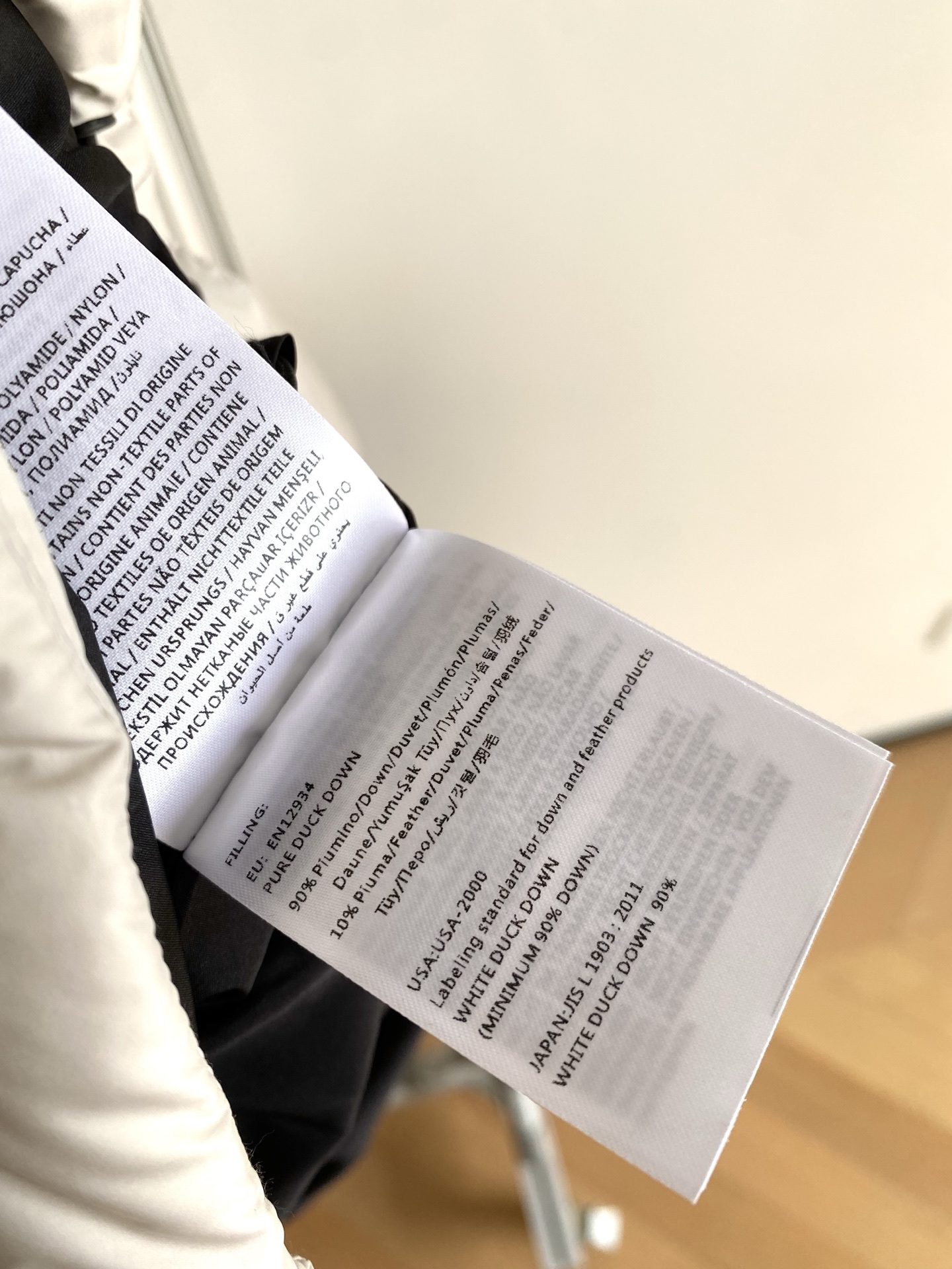 25。F秋冬 泡芙感银狐毛领羽绒服 冬日限定的温暖是90白鸭绒给予的 锁温效果一流外是银狐毛领贵感气质瞬