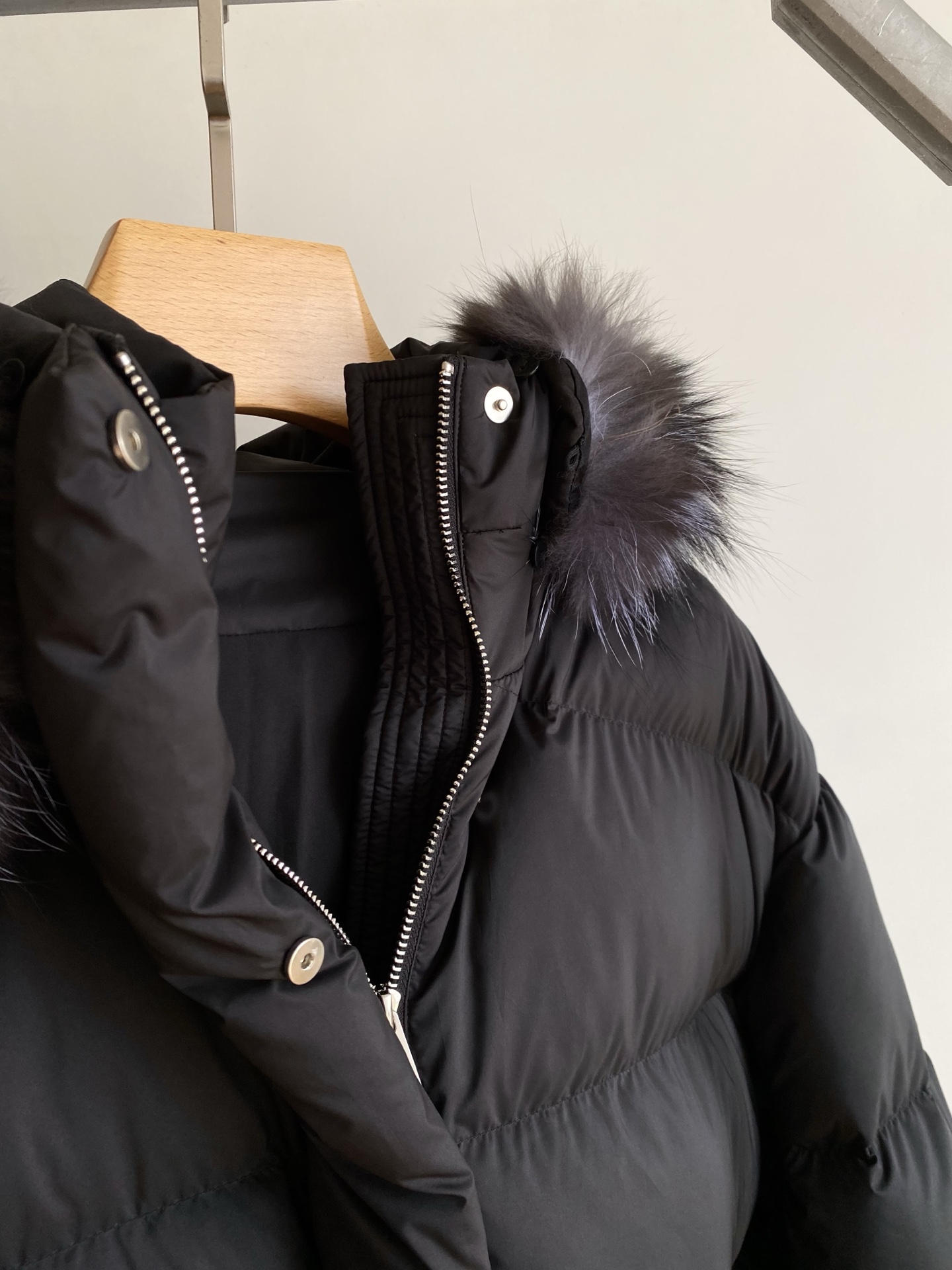 25。F秋冬 泡芙感银狐毛领羽绒服 冬日限定的温暖是90白鸭绒给予的 锁温效果一流外是银狐毛领贵感气质瞬