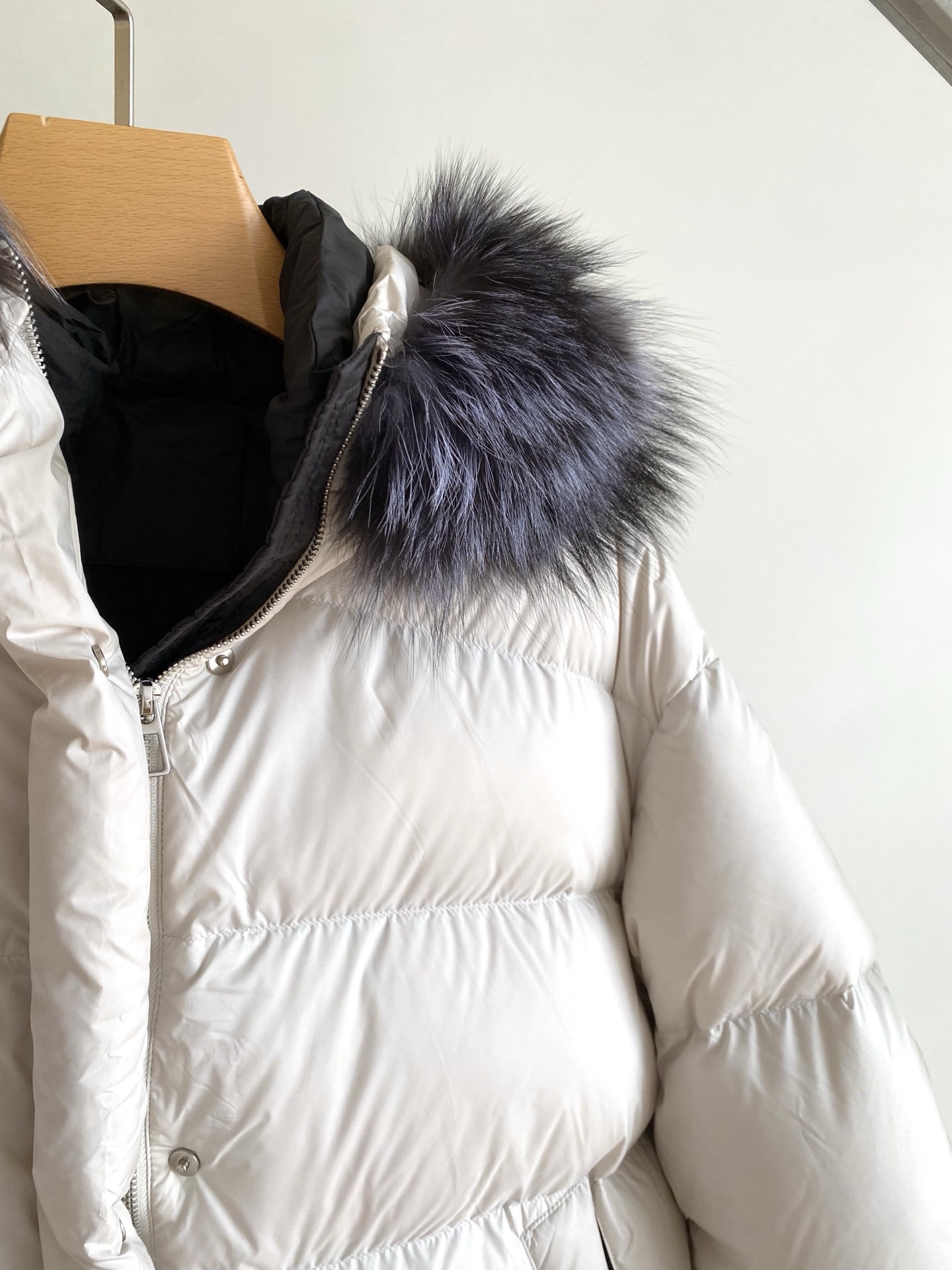 25。F秋冬 泡芙感银狐毛领羽绒服 冬日限定的温暖是90白鸭绒给予的 锁温效果一流外是银狐毛领贵感气质瞬