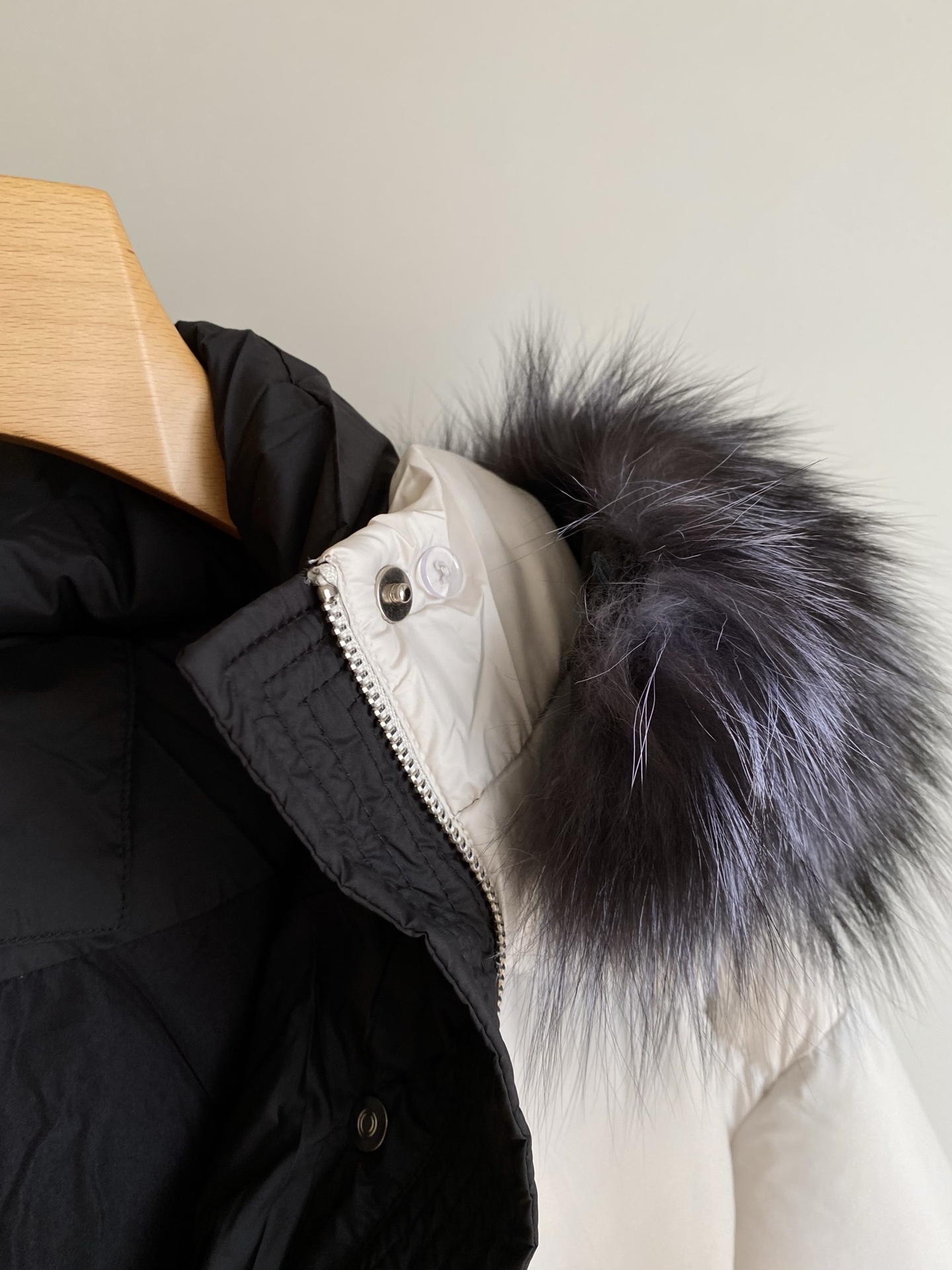 25。F秋冬 泡芙感银狐毛领羽绒服 冬日限定的温暖是90白鸭绒给予的 锁温效果一流外是银狐毛领贵感气质瞬