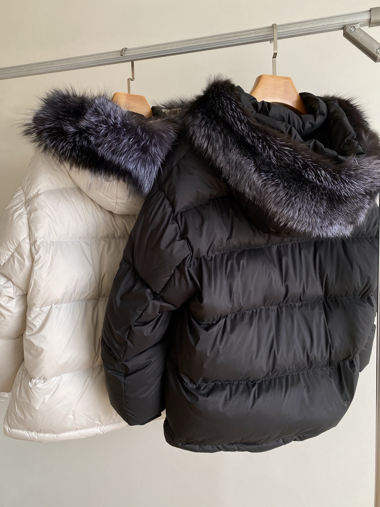 25。F秋冬 泡芙感银狐毛领羽绒服 冬日限定的温暖是90白鸭绒给予的 锁温效果一流外是银狐毛领贵感气质瞬