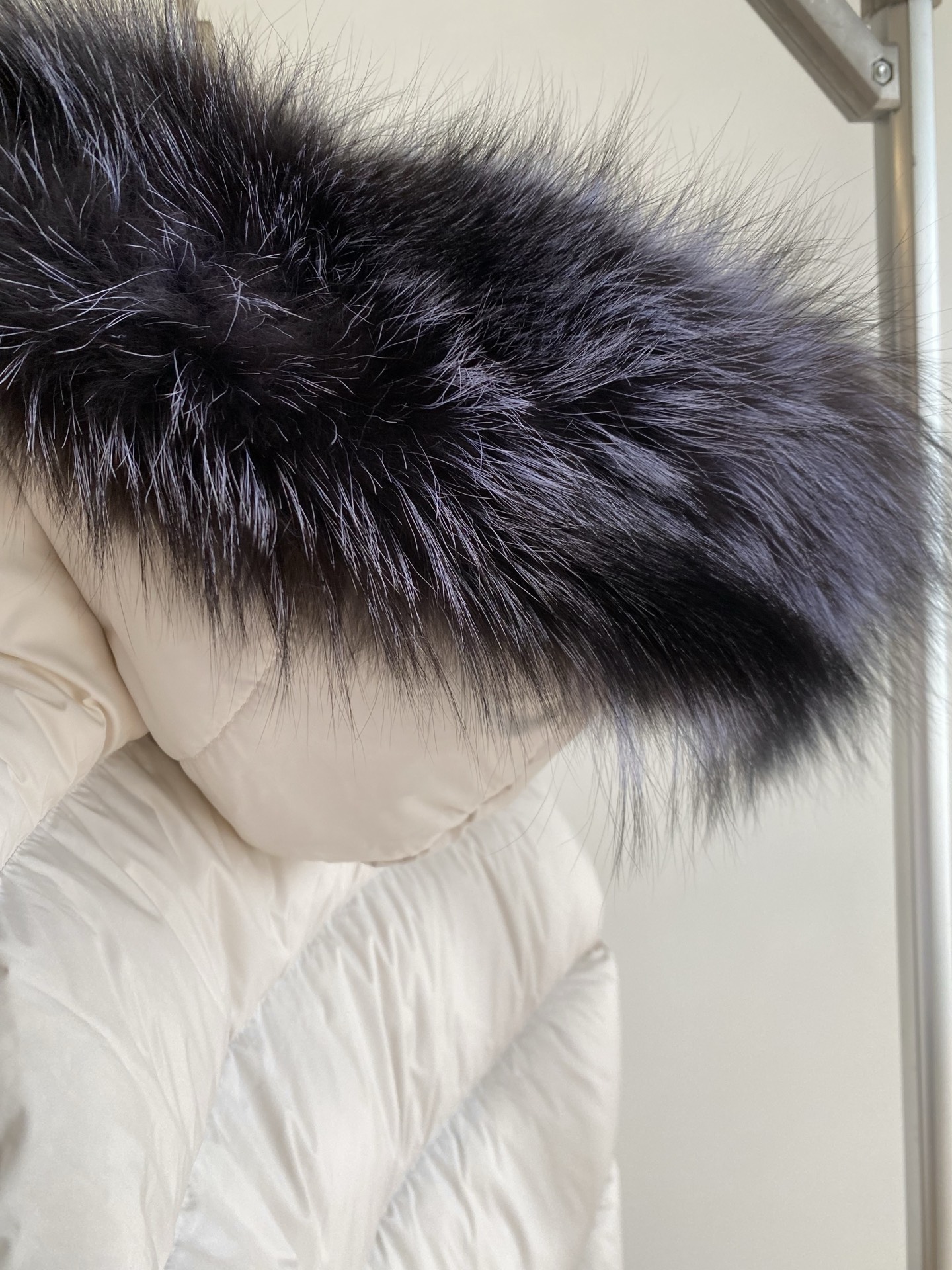 25。F秋冬 泡芙感银狐毛领羽绒服 冬日限定的温暖是90白鸭绒给予的 锁温效果一流外是银狐毛领贵感气质瞬