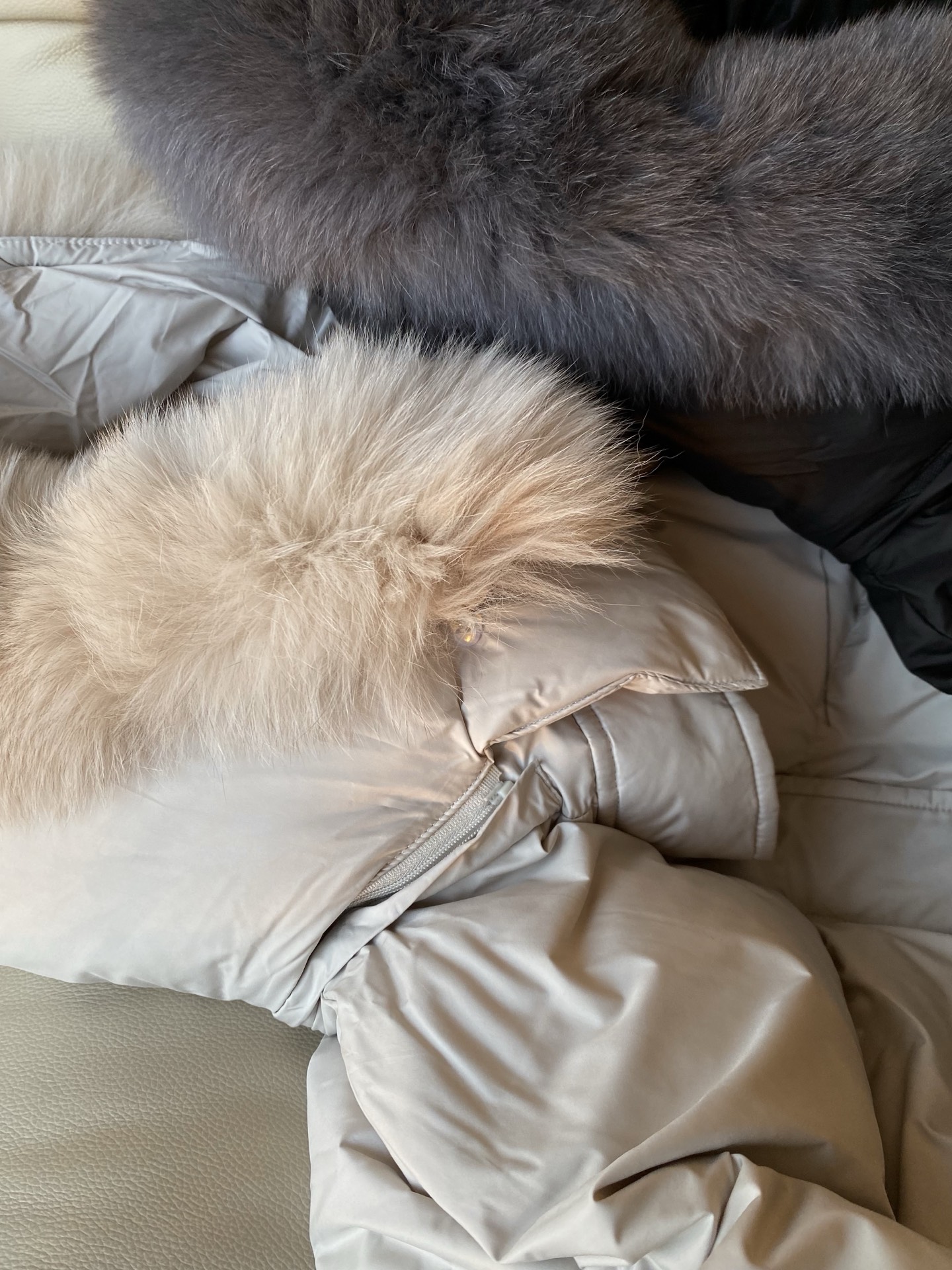 25。F秋冬 白鹅绒毛领羽绒服 奶白色行走的温柔滤镜软乎乎还显白 黑款配灰毛领是低调显贵模板 酷妹穿直接