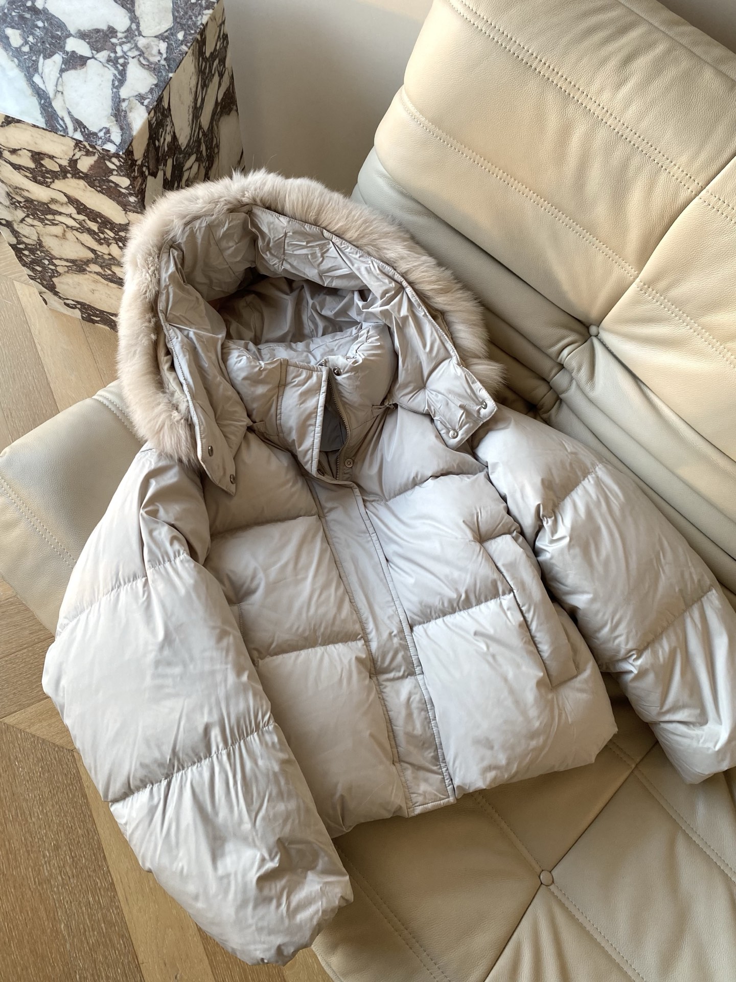 25。F秋冬 白鹅绒毛领羽绒服 奶白色行走的温柔滤镜软乎乎还显白 黑款配灰毛领是低调显贵模板 酷妹穿直接