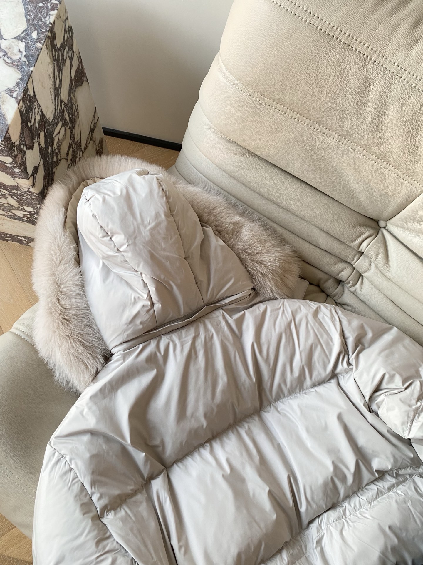 25。F秋冬 白鹅绒毛领羽绒服 奶白色行走的温柔滤镜软乎乎还显白 黑款配灰毛领是低调显贵模板 酷妹穿直接