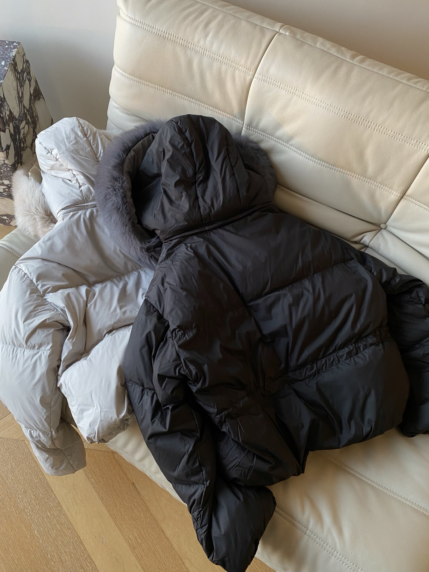 25。F秋冬 白鹅绒毛领羽绒服 奶白色行走的温柔滤镜软乎乎还显白 黑款配灰毛领是低调显贵模板 酷妹穿直接