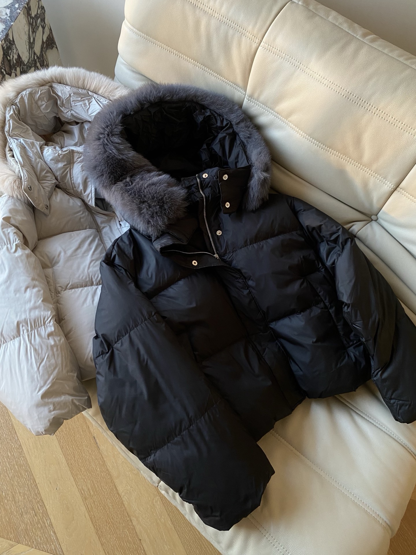 25。F秋冬 白鹅绒毛领羽绒服 奶白色行走的温柔滤镜软乎乎还显白 黑款配灰毛领是低调显贵模板 酷妹穿直接